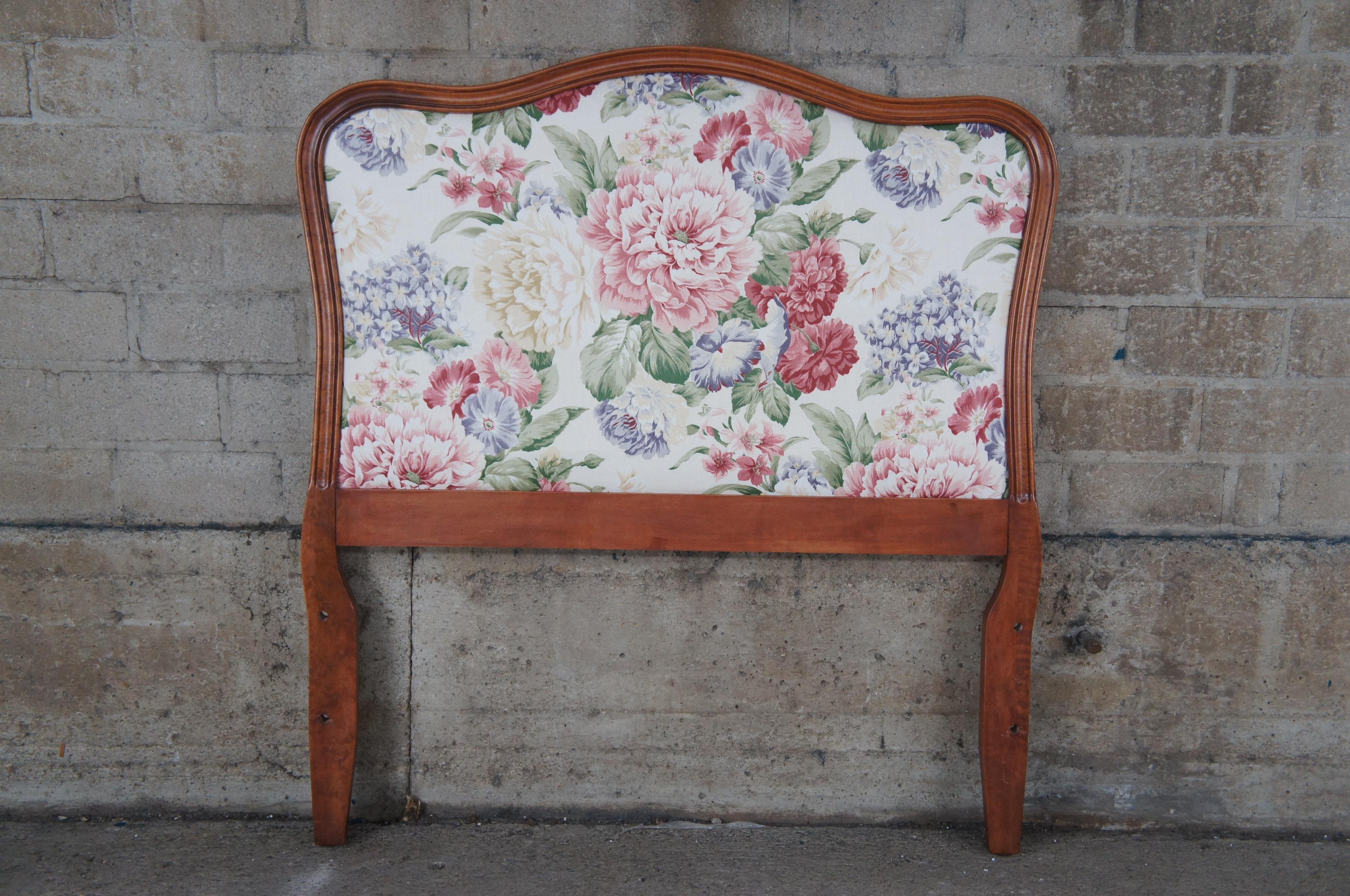 Camas gemelas tapizadas en caoba floral y sillón provinciano francés de mediados de siglo siglo XX