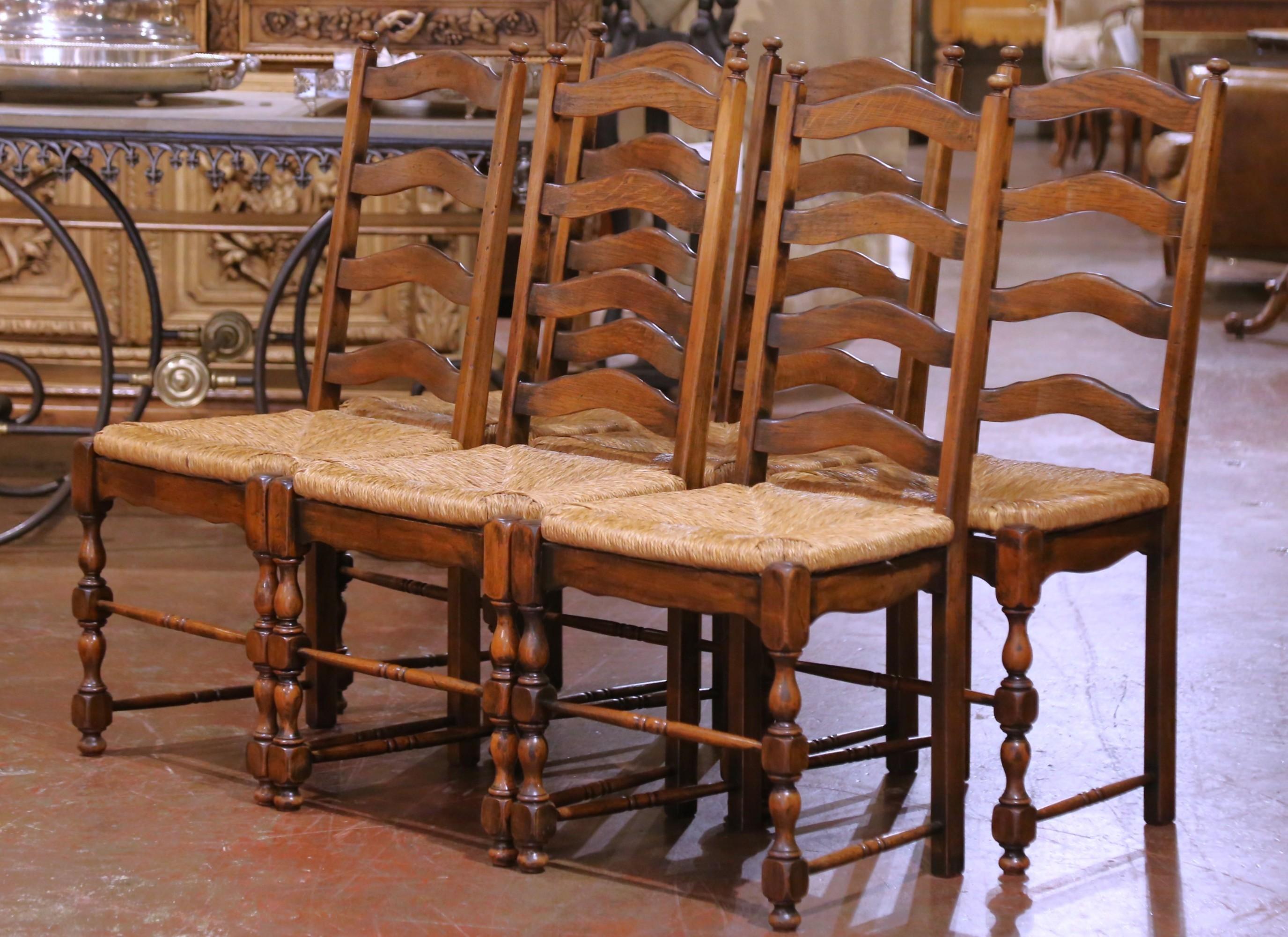 Holen Sie sich die Wärme und Schlichtheit des französischen Landhausstils in Ihr Zuhause mit diesem Set aus sechs Stühlen mit Leiterlehne im französischen Stil. Die um 1960 in der Normandie in Frankreich gefertigten Stühle bestehen aus einem