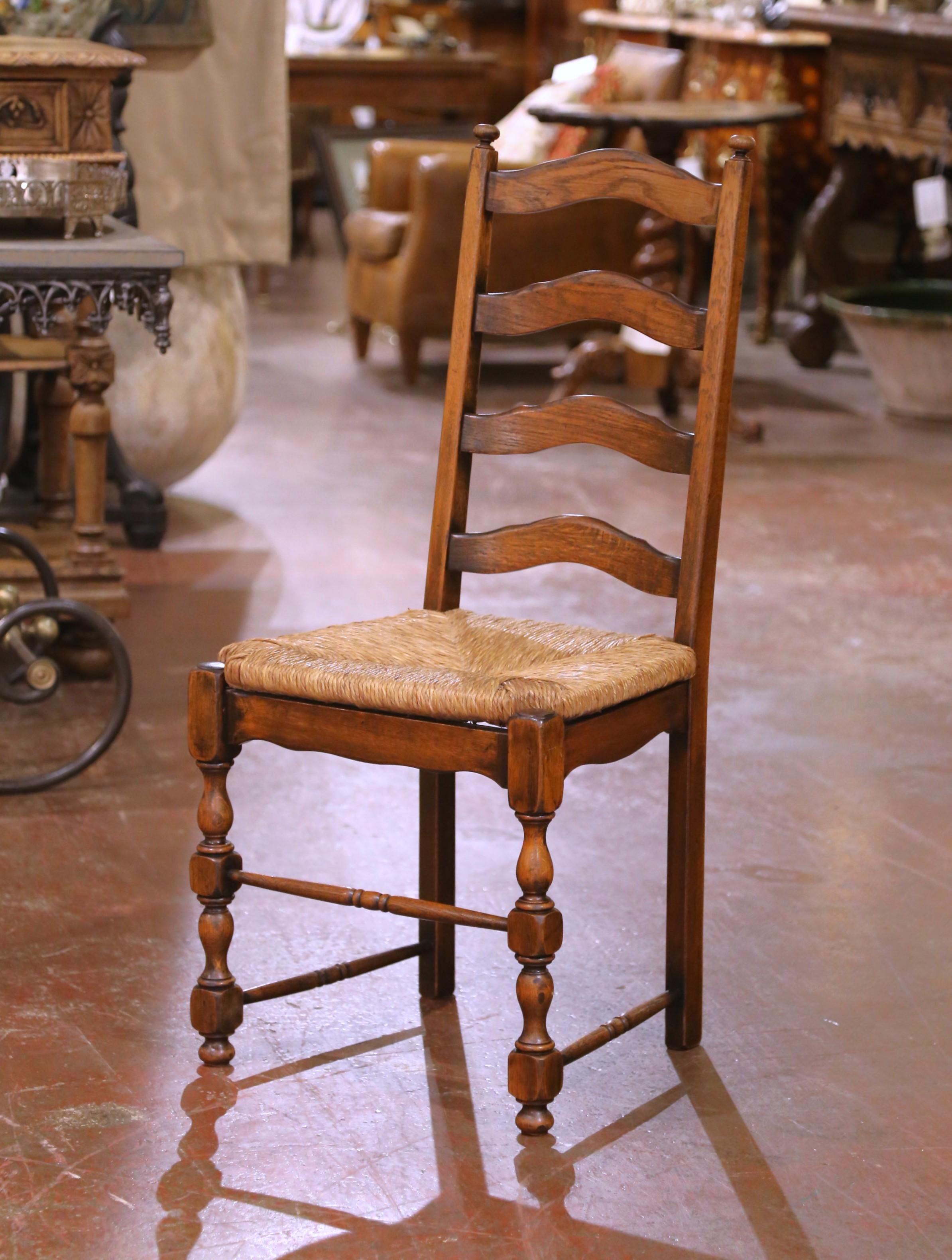 Mid-Century French Provincial Oak Ladder Back Chairs mit Rush Seats, 6er Set (Land) im Angebot