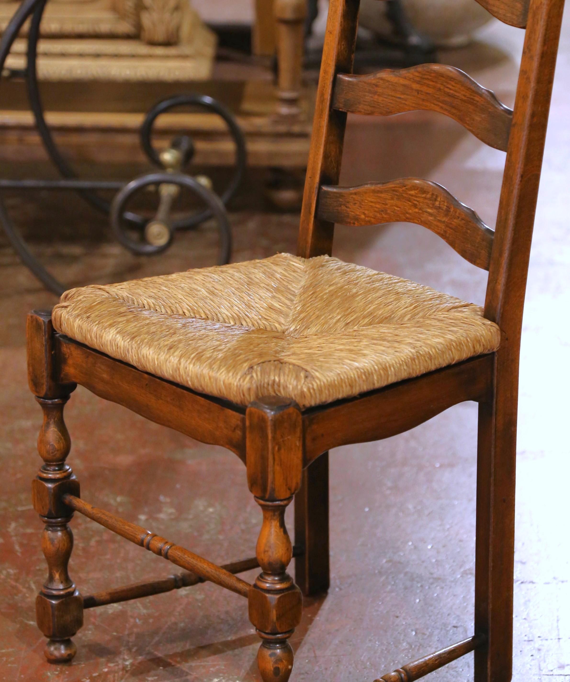 Mid-Century French Provincial Oak Ladder Back Chairs mit Rush Seats, 6er Set (Französisch) im Angebot