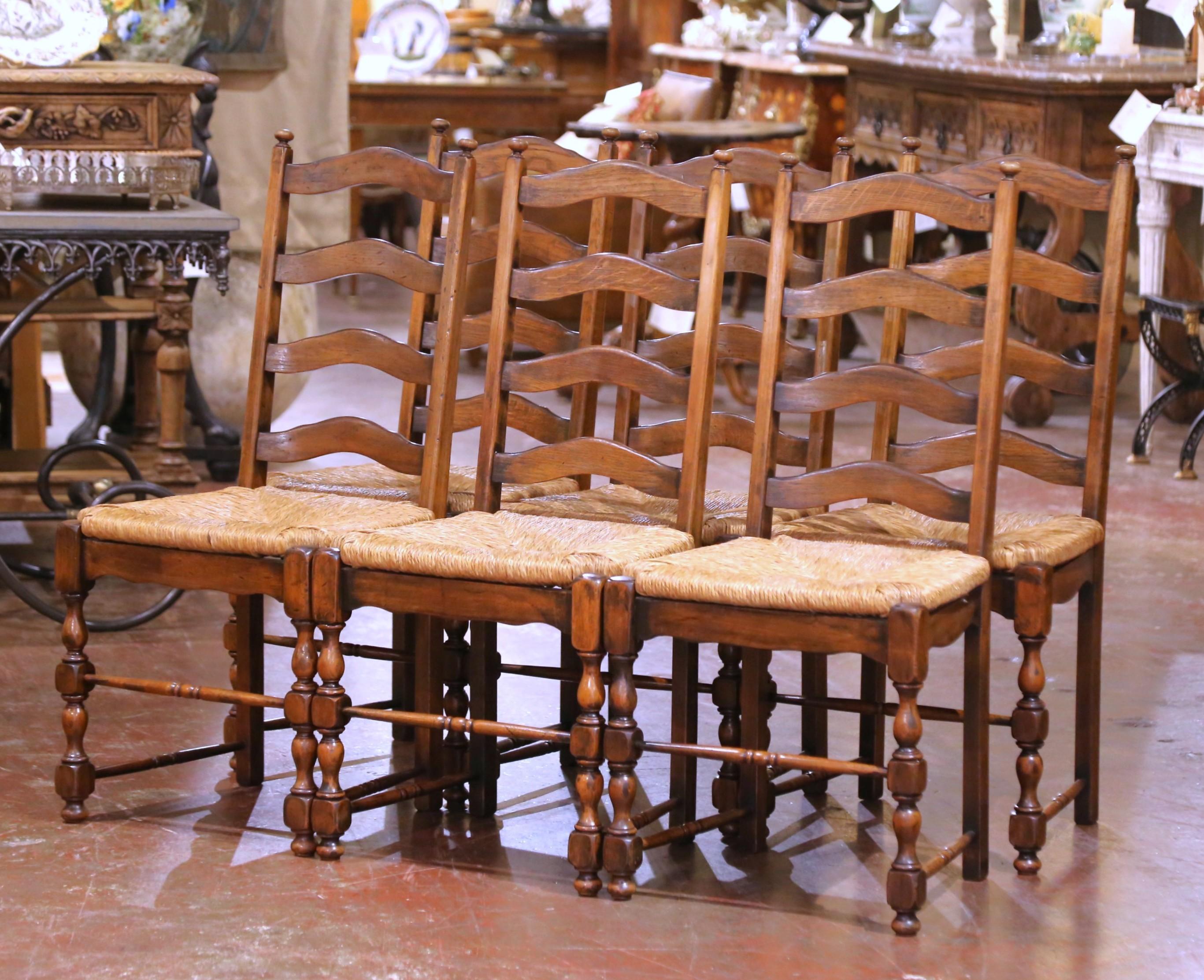 Mid-Century French Provincial Oak Ladder Back Chairs mit Rush Seats, 6er Set (Handgeschnitzt) im Angebot