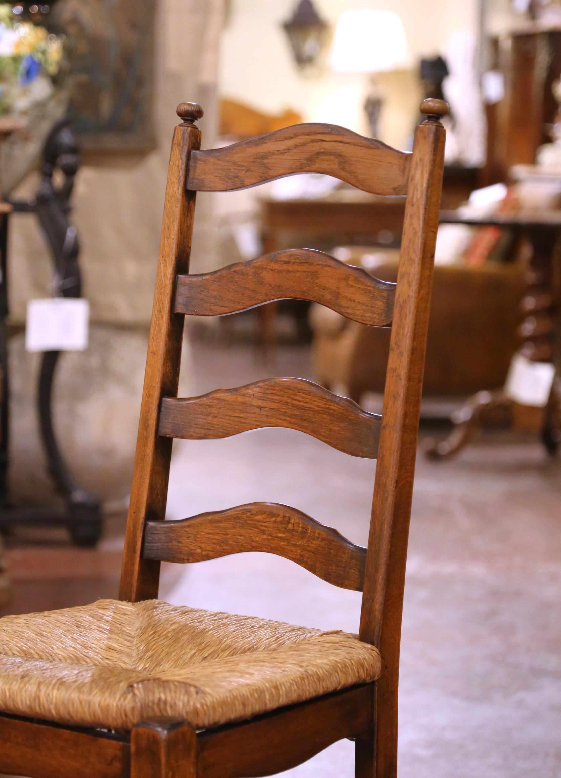 Mid-Century French Provincial Oak Ladder Back Chairs mit Rush Seats, 6er Set im Zustand „Hervorragend“ im Angebot in Dallas, TX