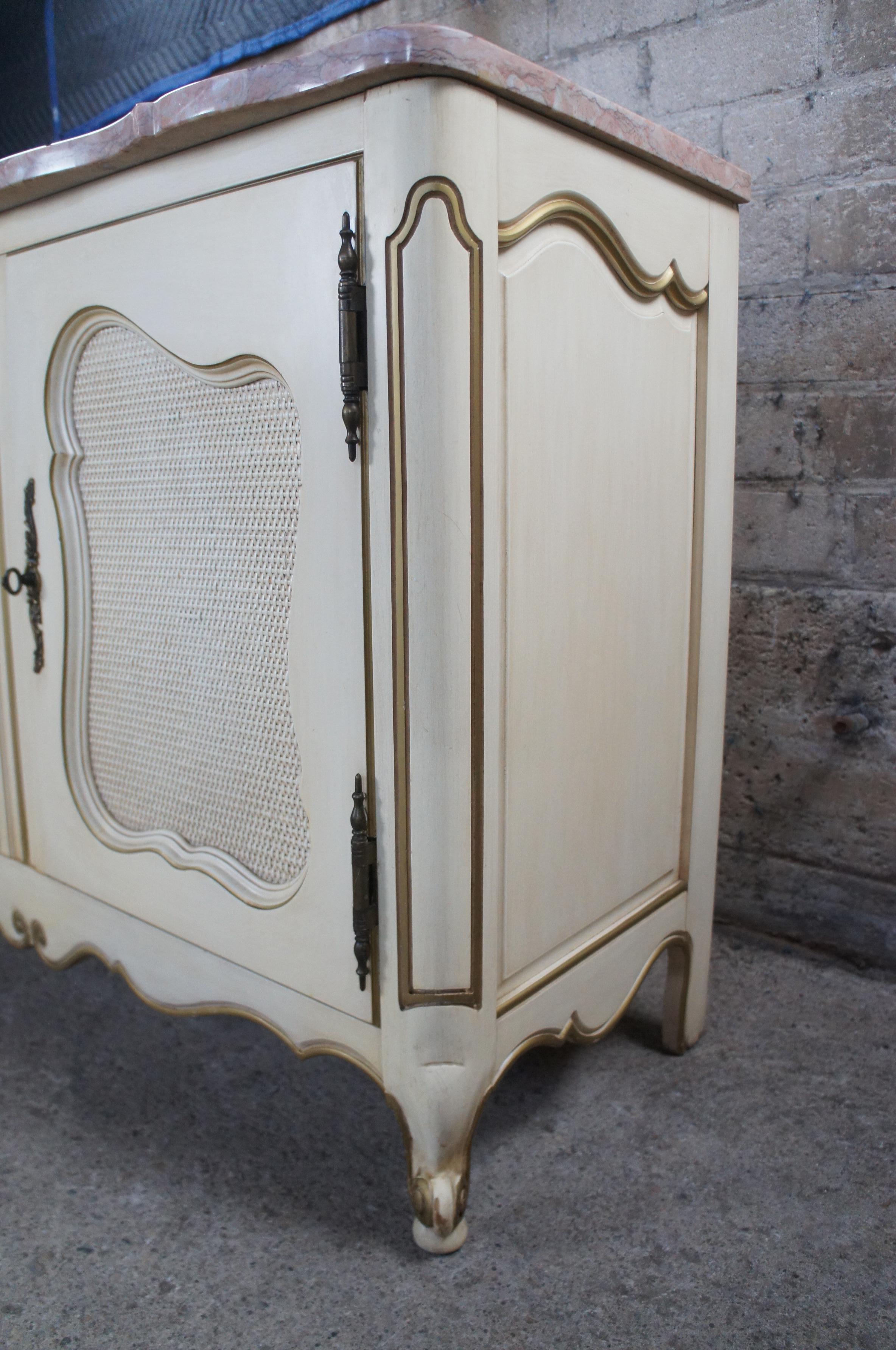 Consolle di metà secolo in stile provinciale serpentino con piano in marmo rosa Rattan in vendita 4