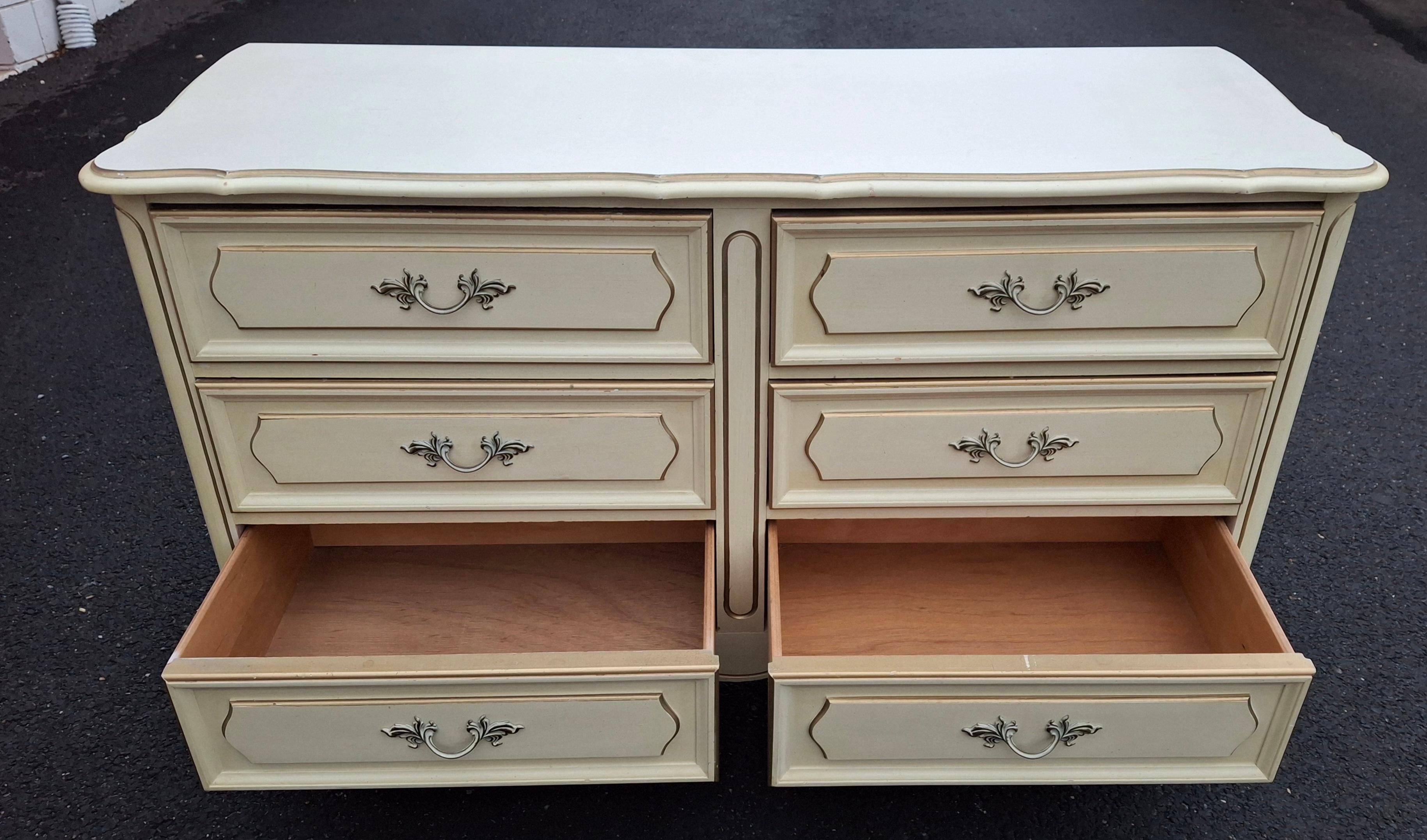 Mid Century  French Provincial Style Cream Painted Double Dresser en venta 2