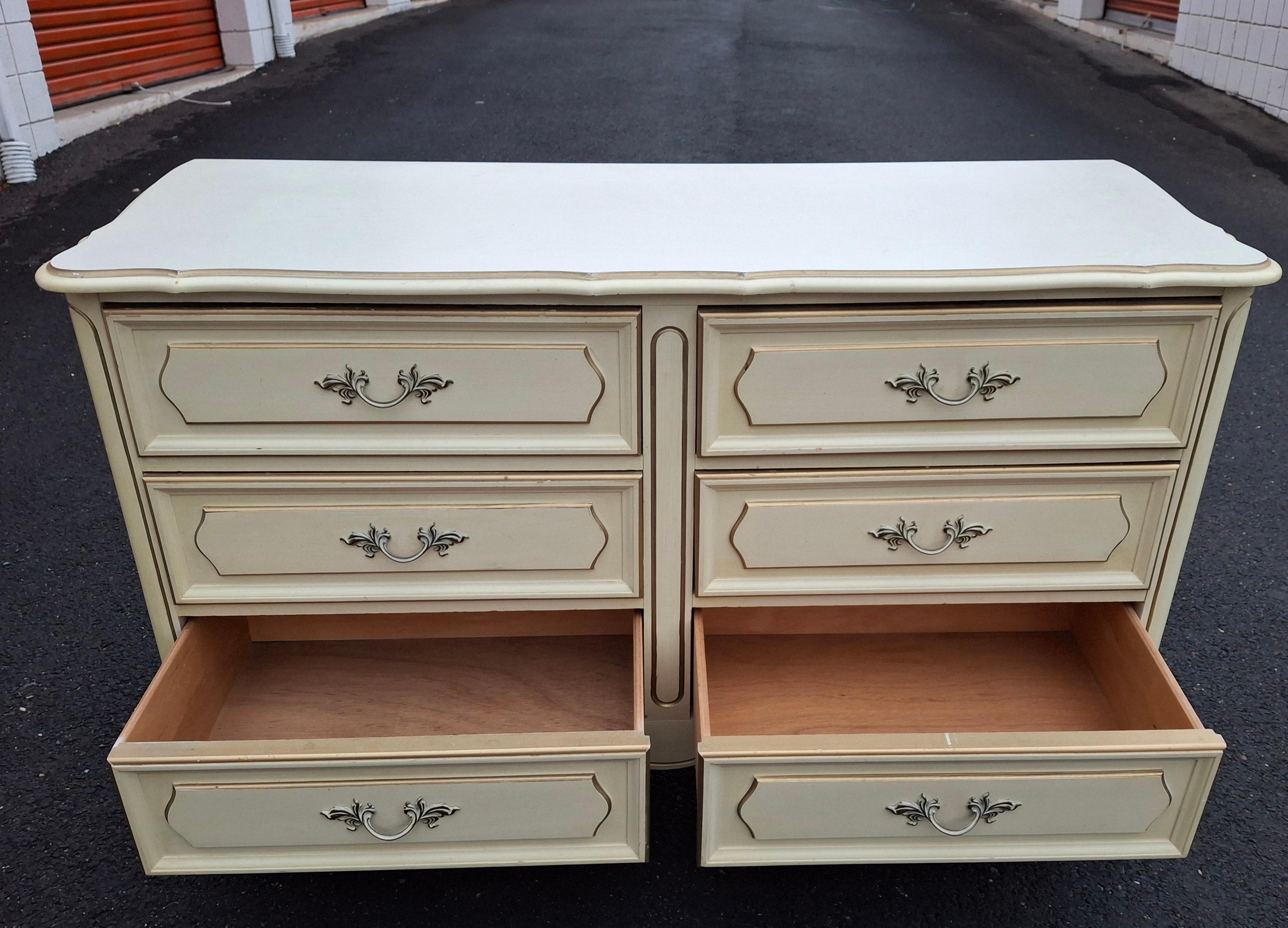 Mid Century  French Provincial Style Cream Painted Double Dresser en venta 3