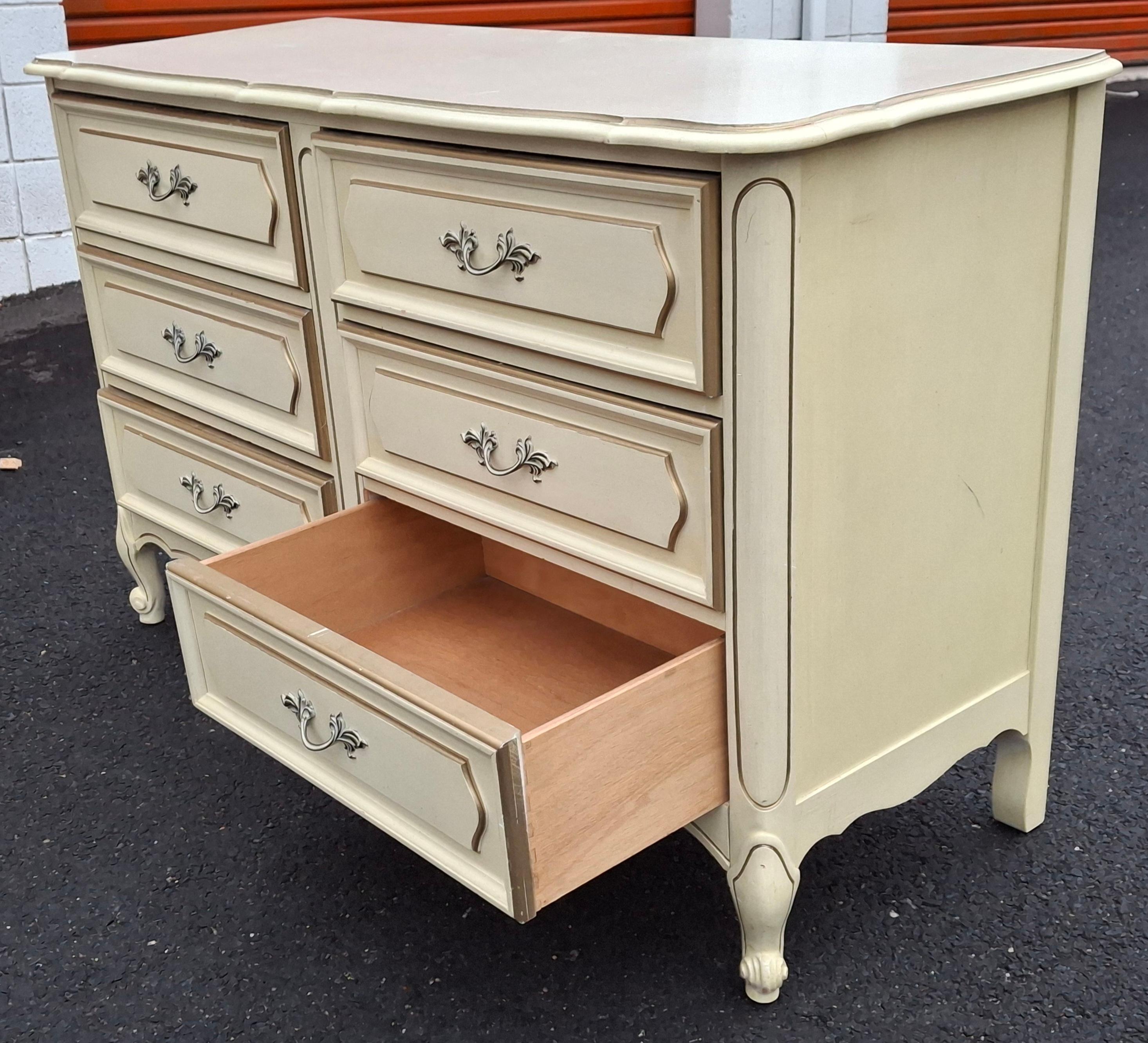 Mid Century  French Provincial Style Cream Painted Double Dresser en venta 4