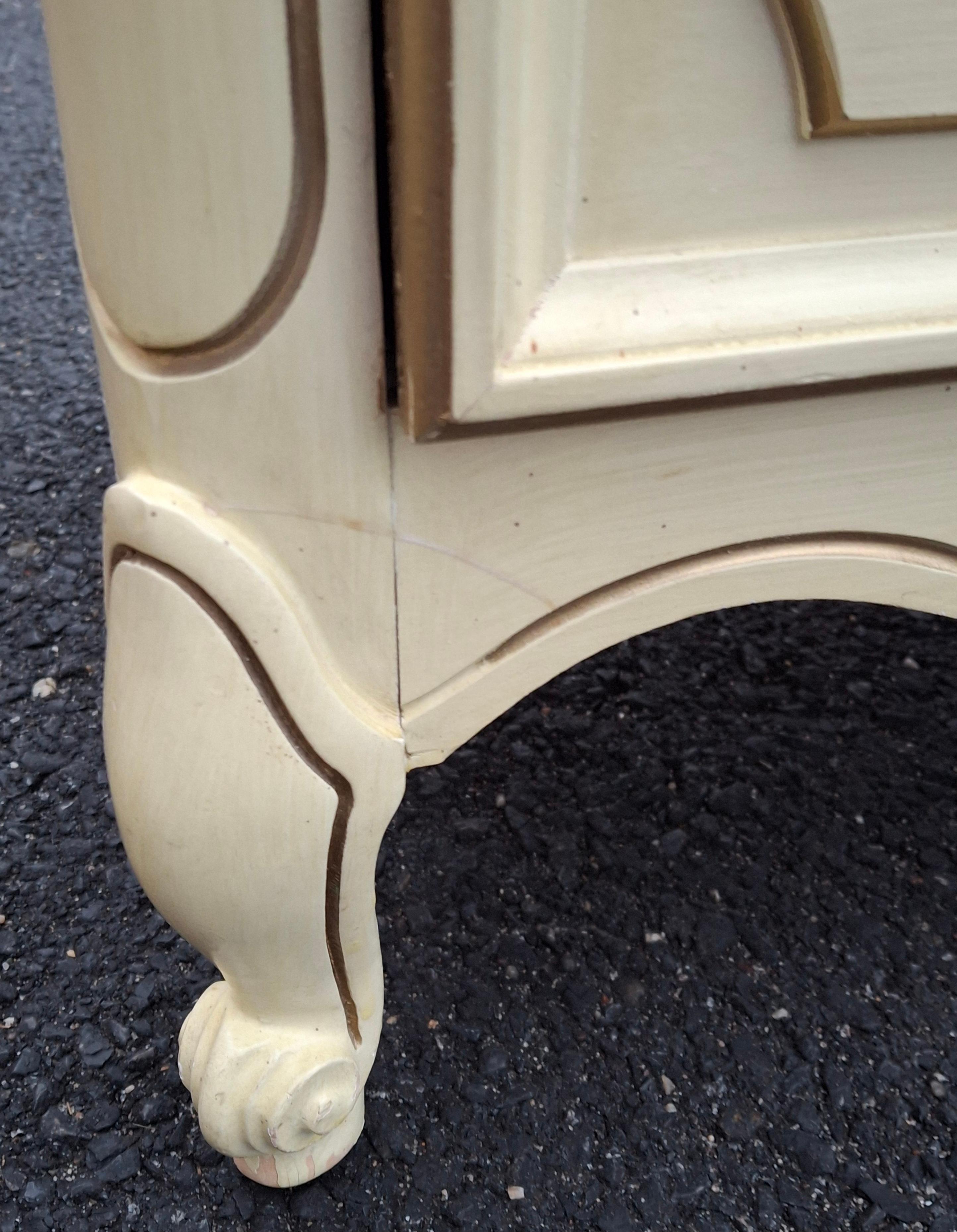 Mid Century  French Provincial Style Cream Painted Double Dresser en venta 5