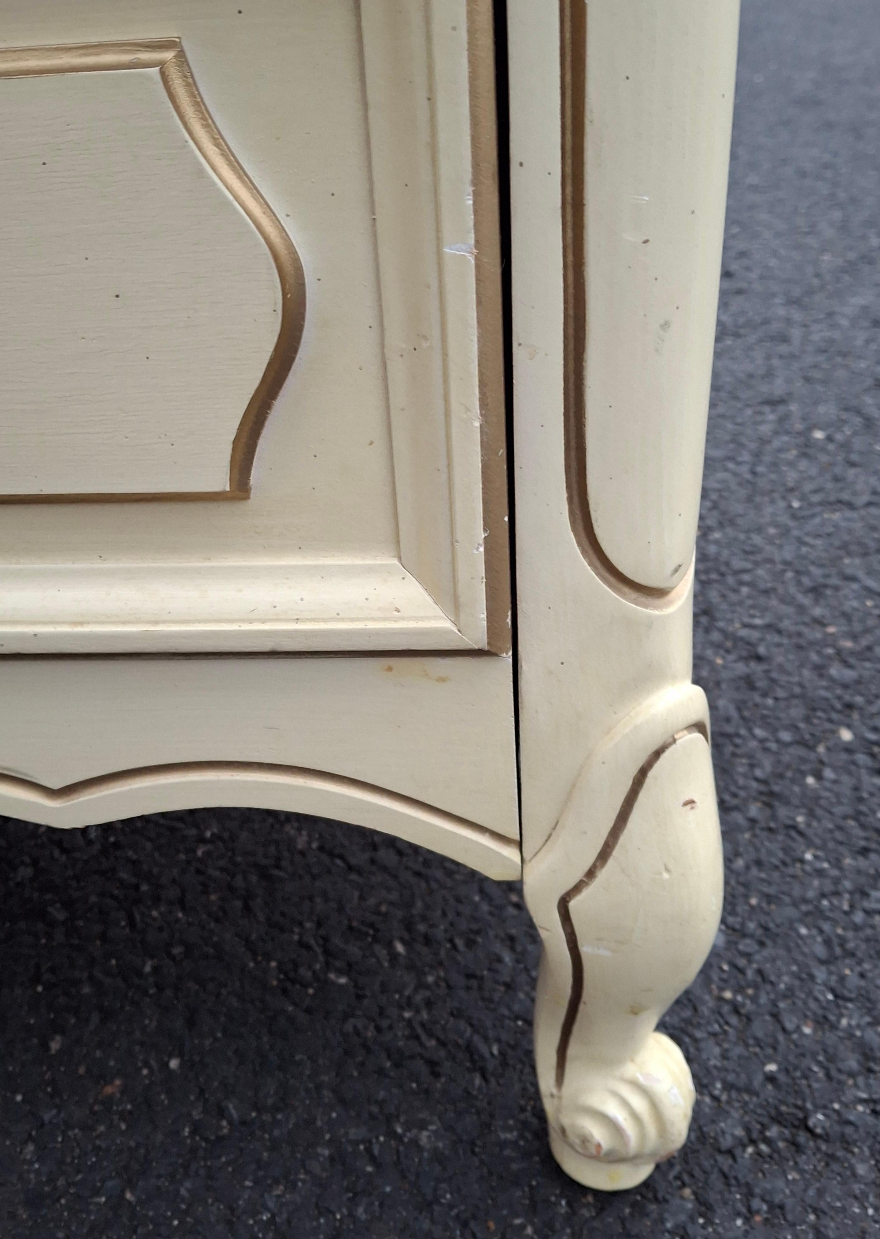 Mid Century  French Provincial Style Cream Painted Double Dresser en venta 6