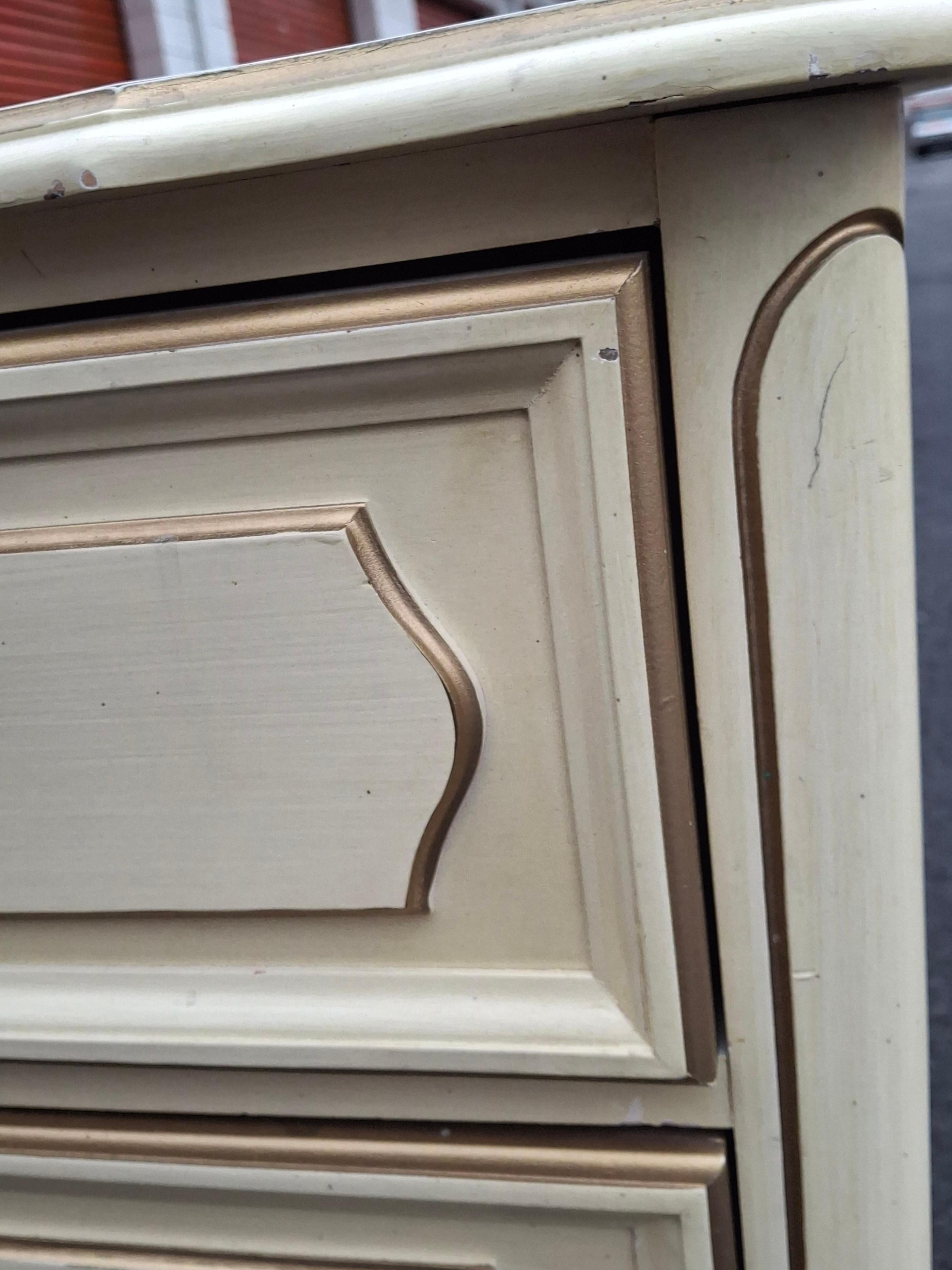 Mid Century  French Provincial Style Cream Painted Double Dresser en venta 7