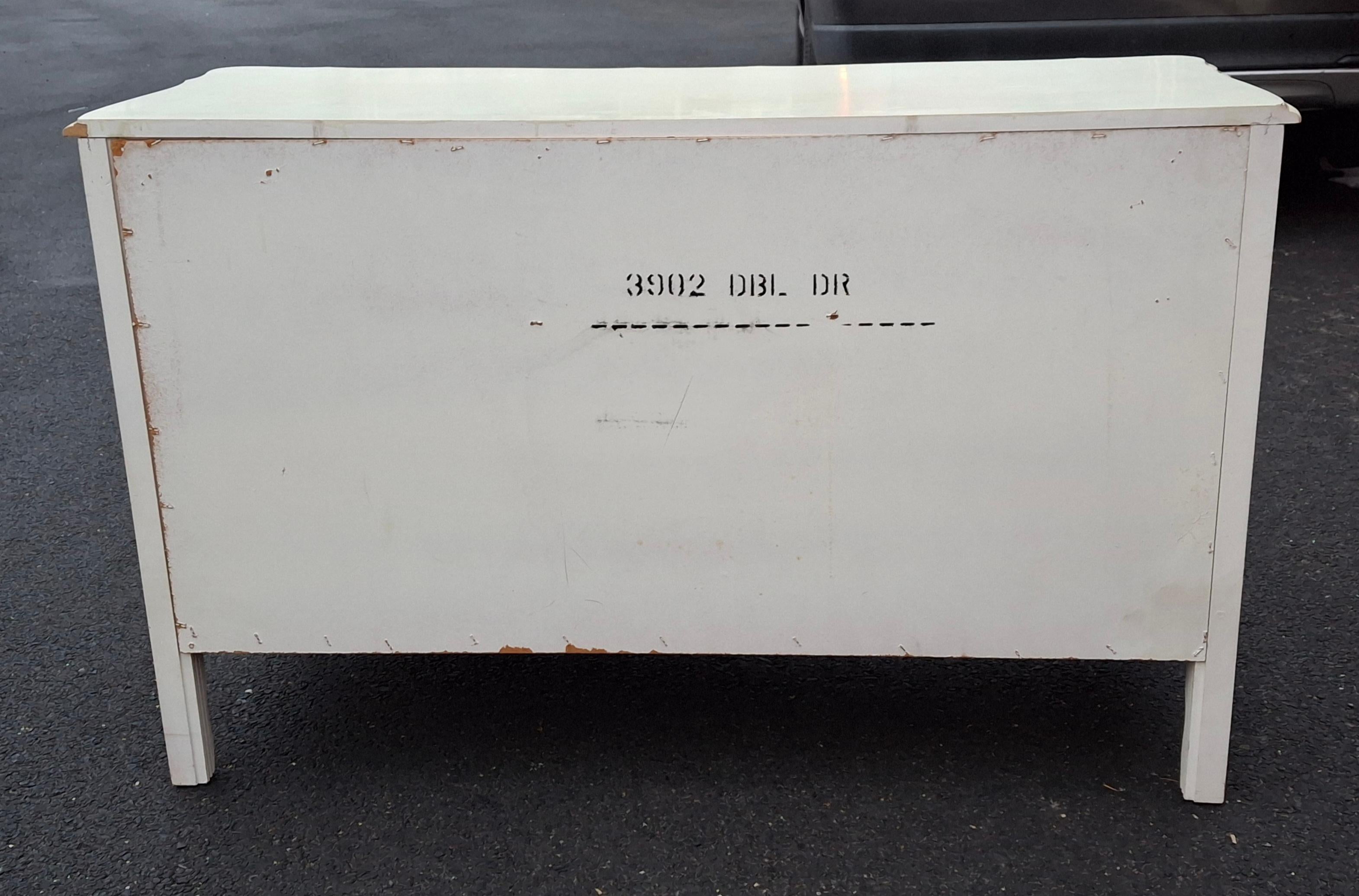 Mid Century  French Provincial Style Cream Painted Double Dresser en venta 8