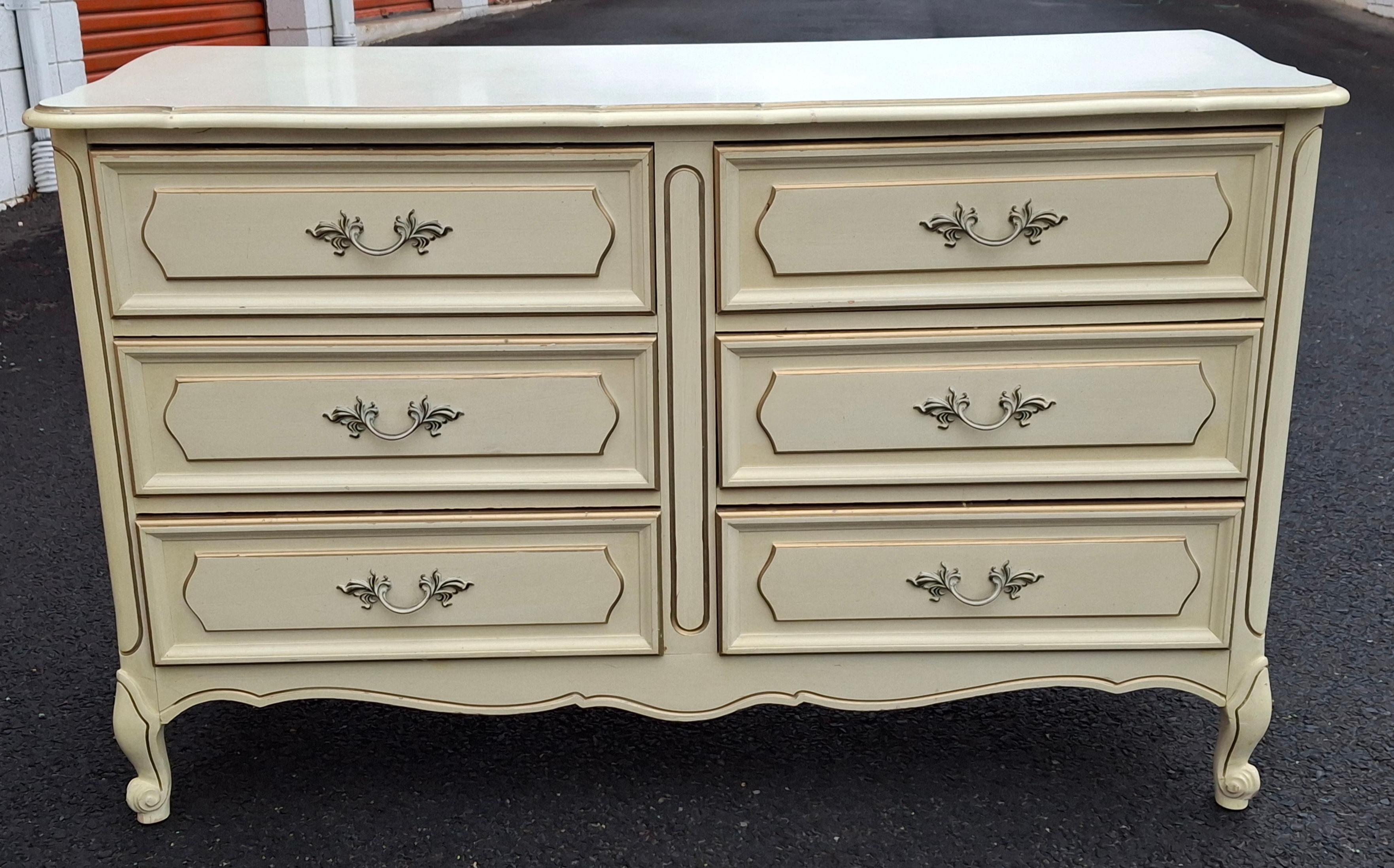 A mediados de siglo  Cómoda Doble Estilo Provincial Francés Pintada al Crema. 
Cajones con juntas de cola de milano de funcionamiento impecable.
Mide 51,75