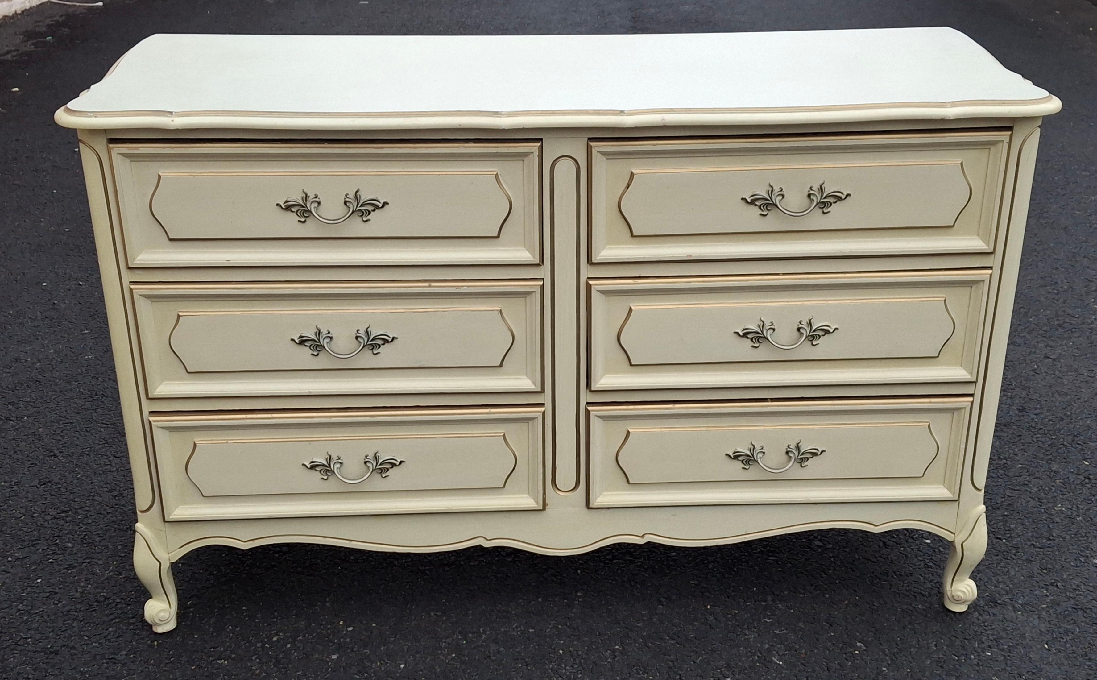 Mid Century  French Provincial Style Cream Painted Double Dresser Provincial francés en venta