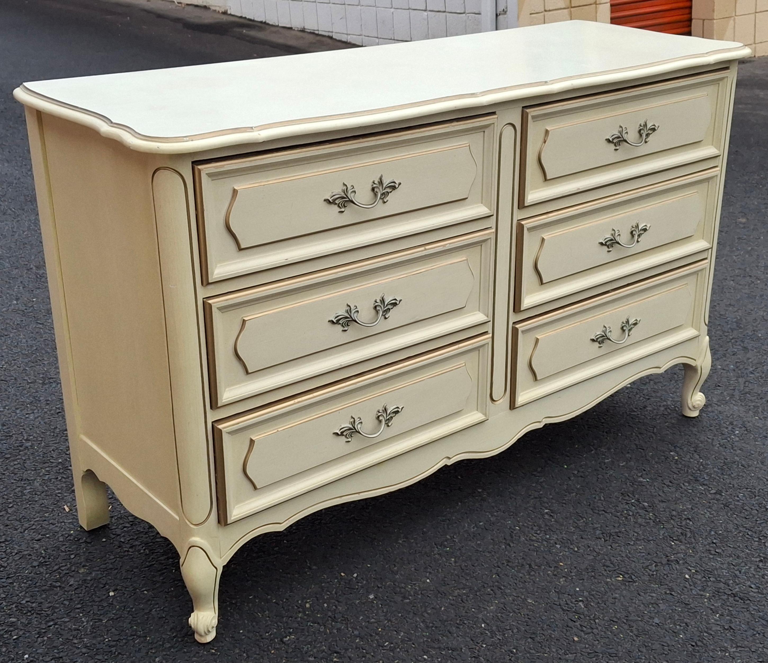 Mid Century  French Provincial Style Cream Painted Double Dresser Estadounidense en venta