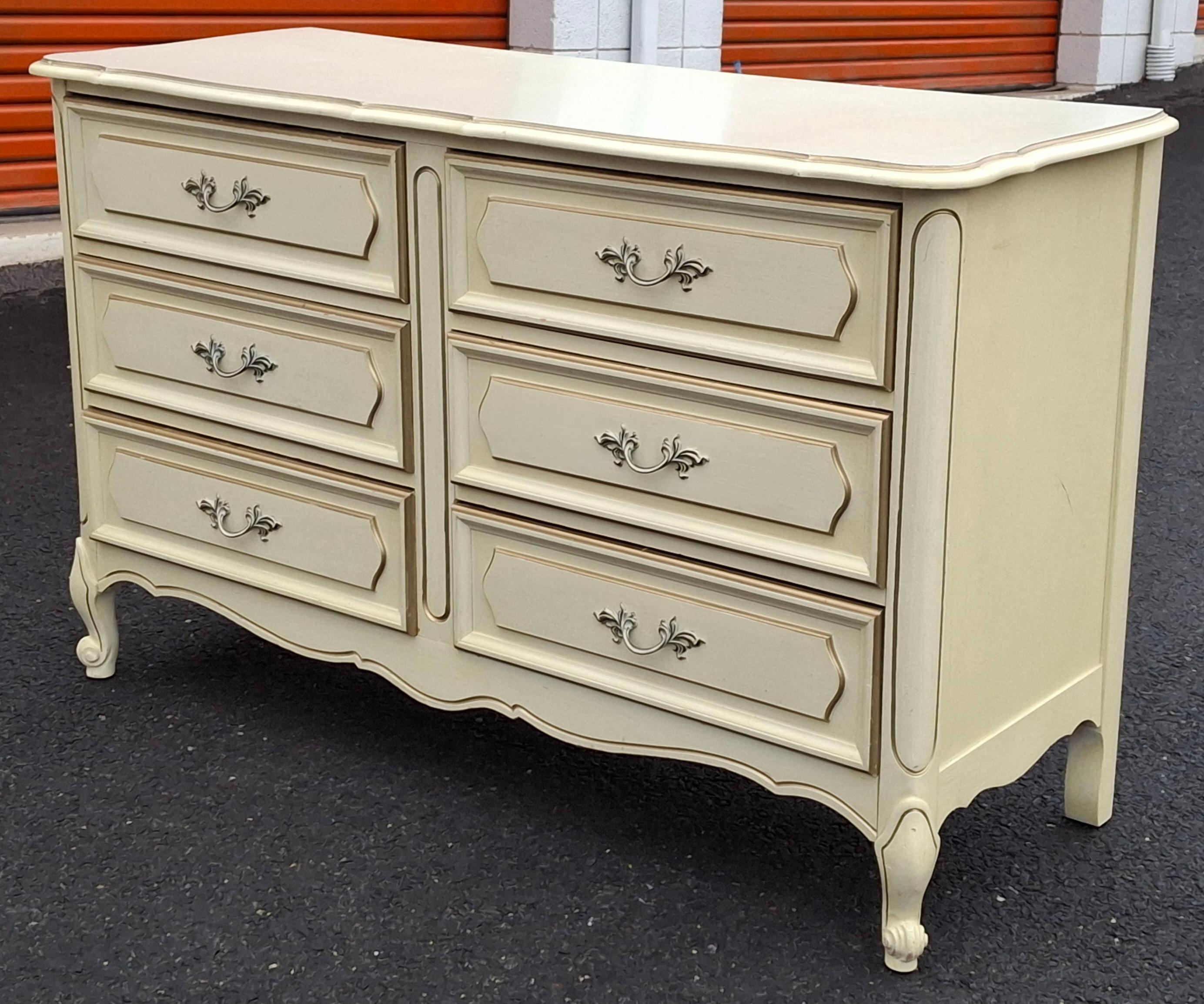 Mid Century  French Provincial Style Cream Painted Double Dresser Tallado en venta