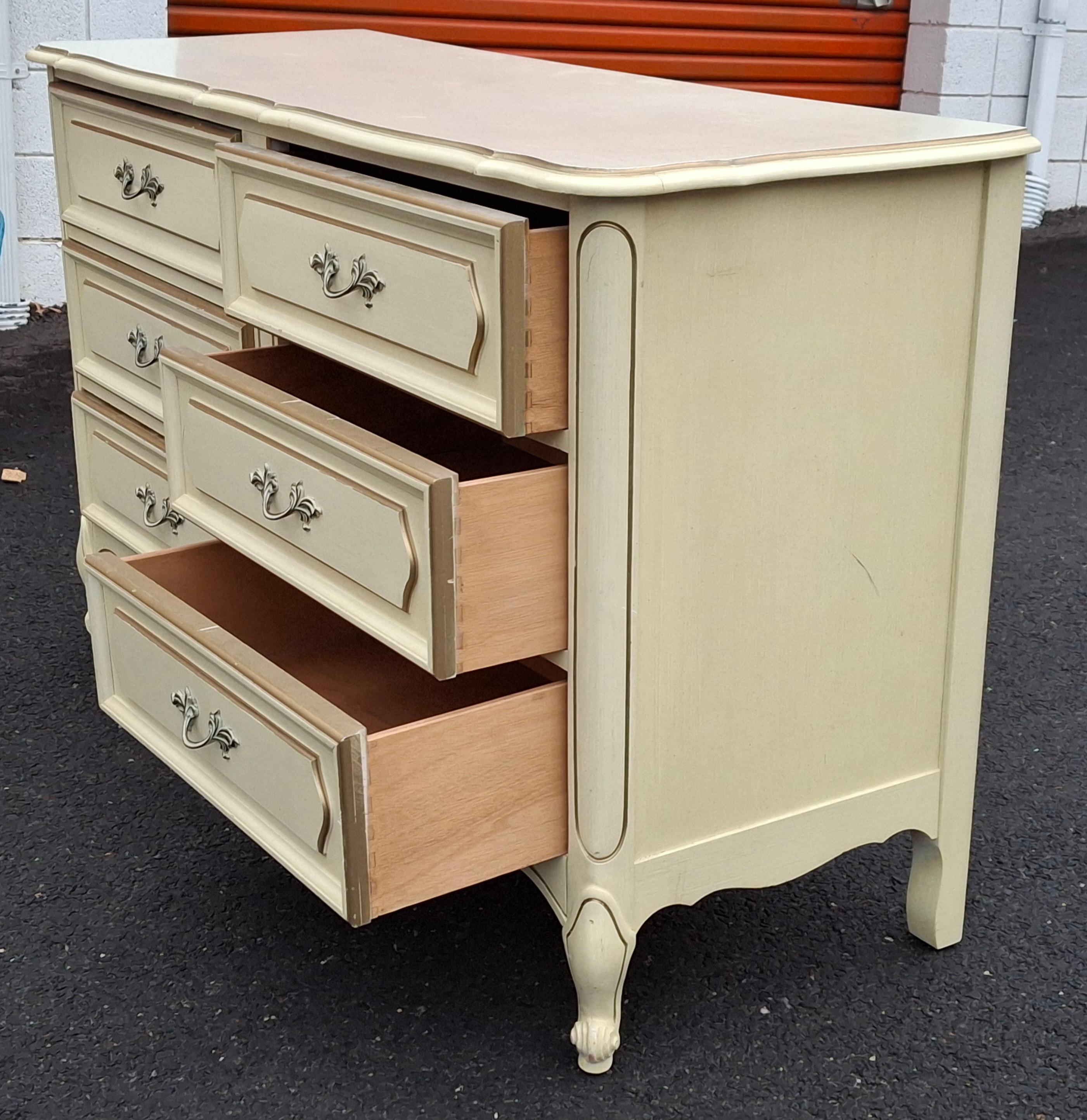 Mid Century  French Provincial Style Cream Painted Double Dresser en Bueno estado para la venta en Germantown, MD