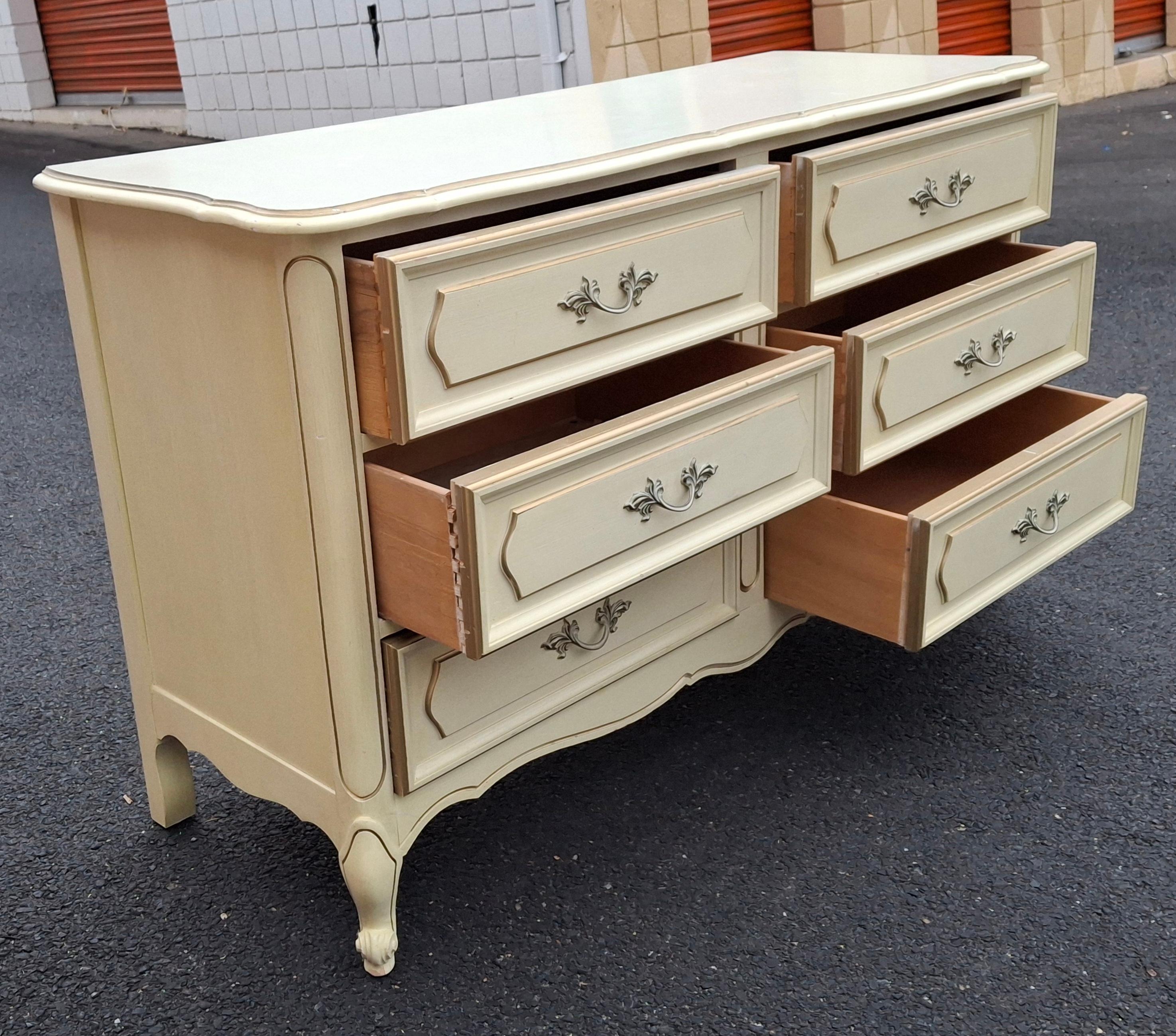 Mid Century  French Provincial Style Cream Painted Double Dresser siglo XX en venta