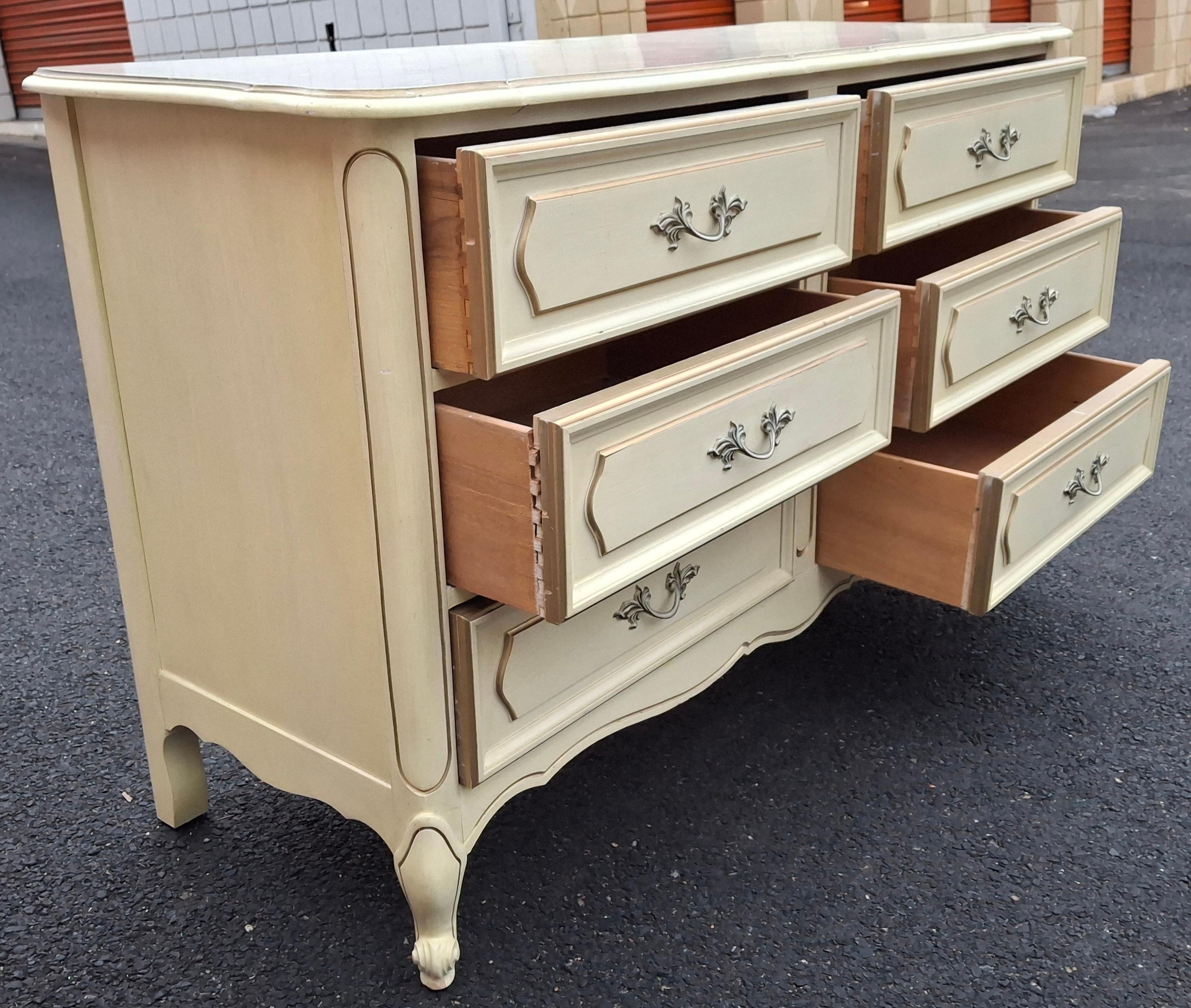 Mid Century  French Provincial Style Cream Painted Double Dresser Madera dura en venta