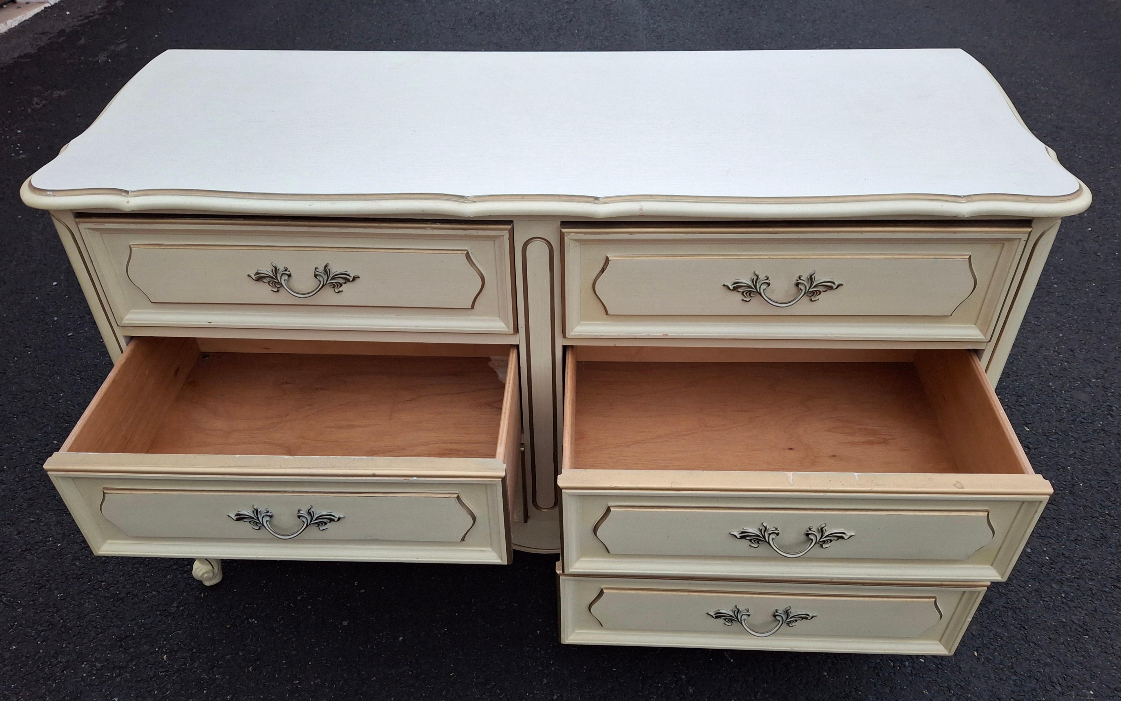 Mid Century  French Provincial Style Cream Painted Double Dresser en venta 1