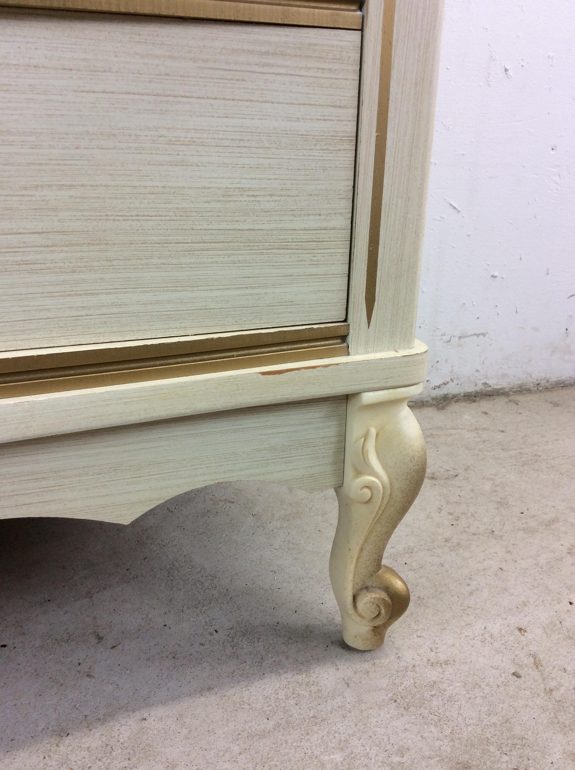 Mid Century French Provincial Style Highboy Dresser with 5 Drawers in vendita 3