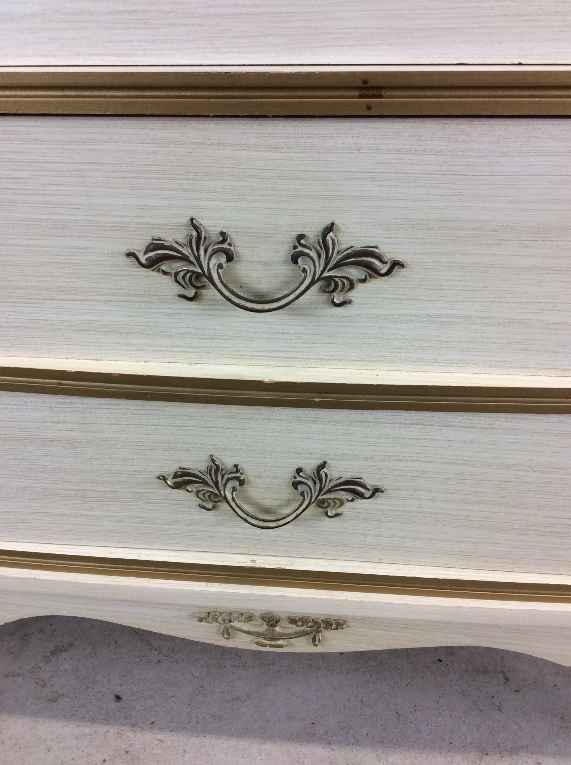 Mid Century French Provincial Style Highboy Dresser with 5 Drawers in vendita 4