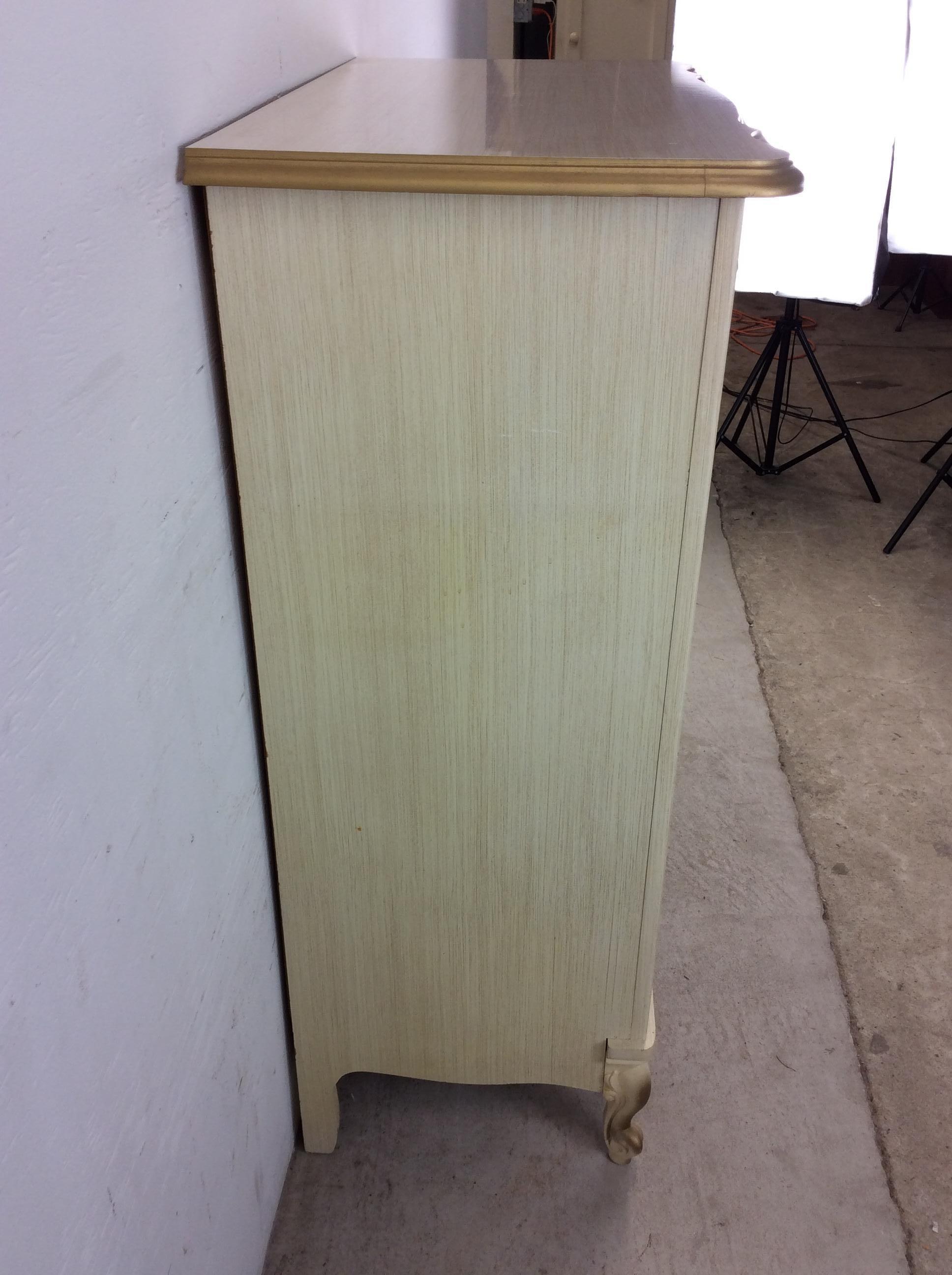 Mid Century French Provincial Style Highboy Dresser with 5 Drawers in vendita 5