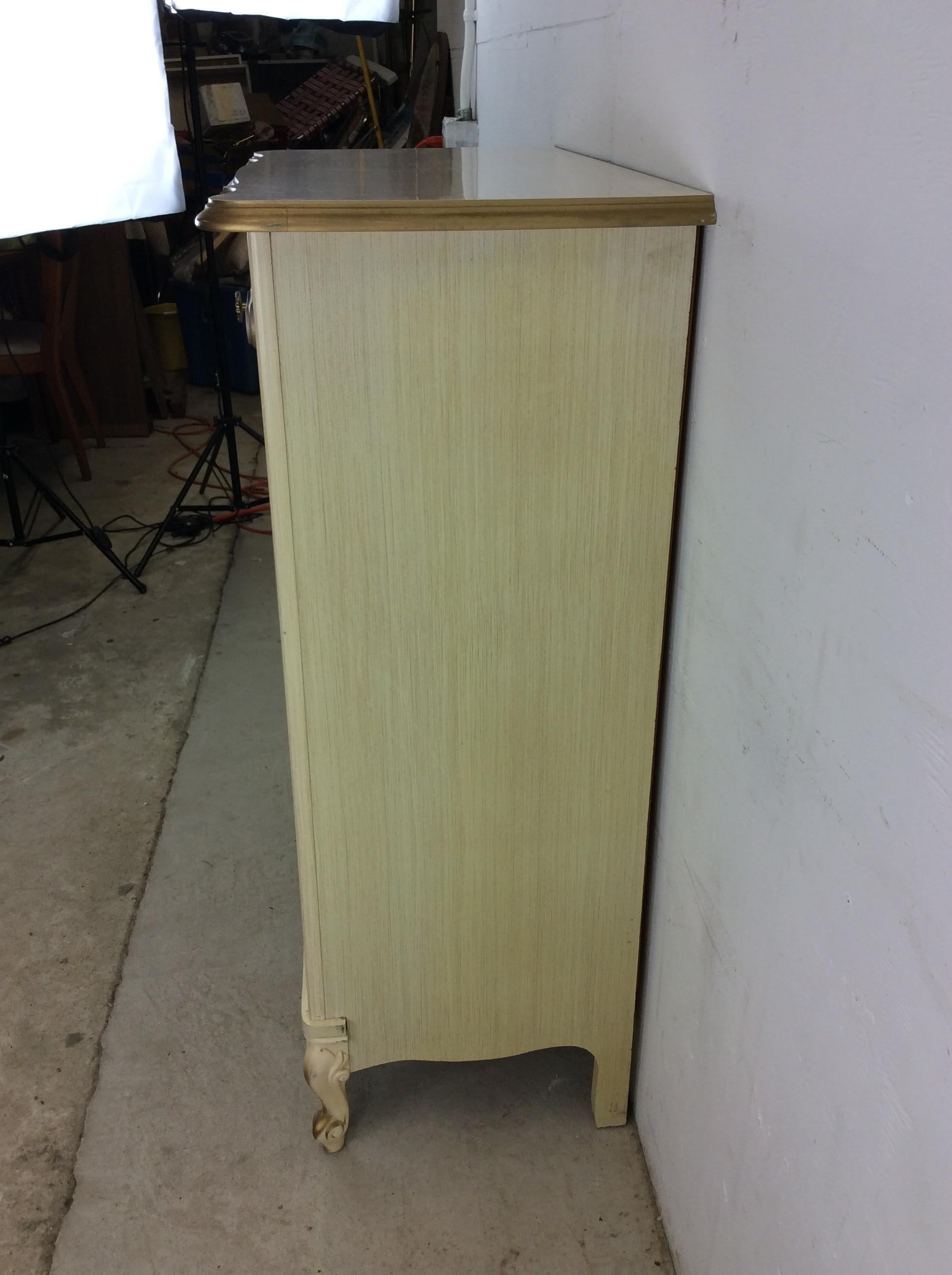 Mid Century French Provincial Style Highboy Dresser with 5 Drawers in vendita 7