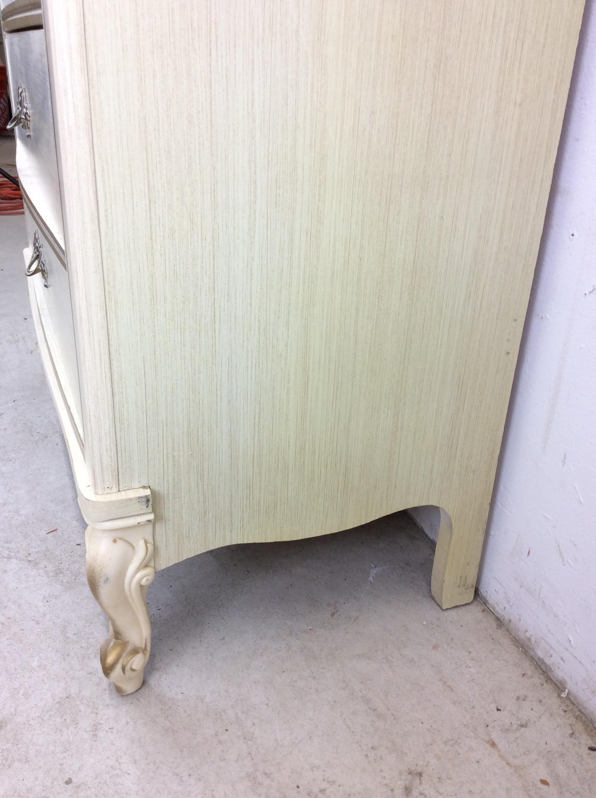 Mid Century French Provincial Style Highboy Dresser with 5 Drawers in vendita 9