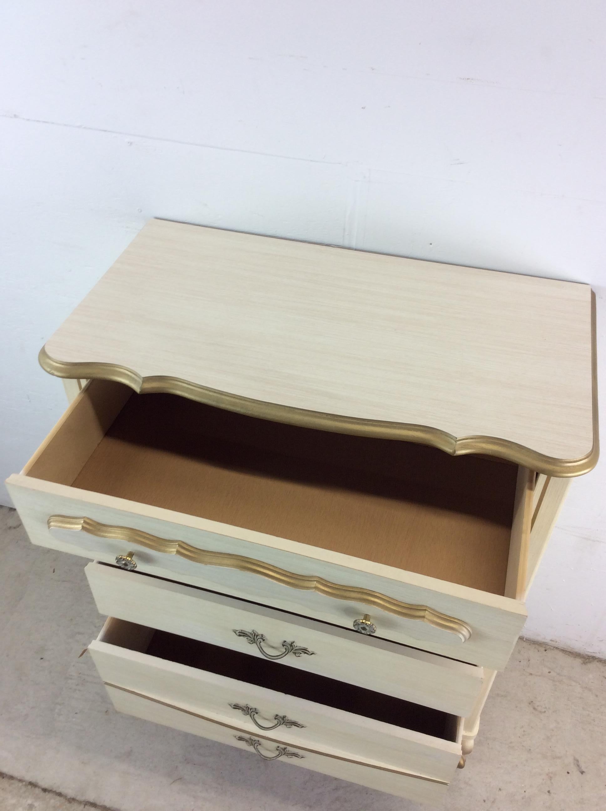 Mid Century French Provincial Style Highboy Dresser with 5 Drawers in vendita 13