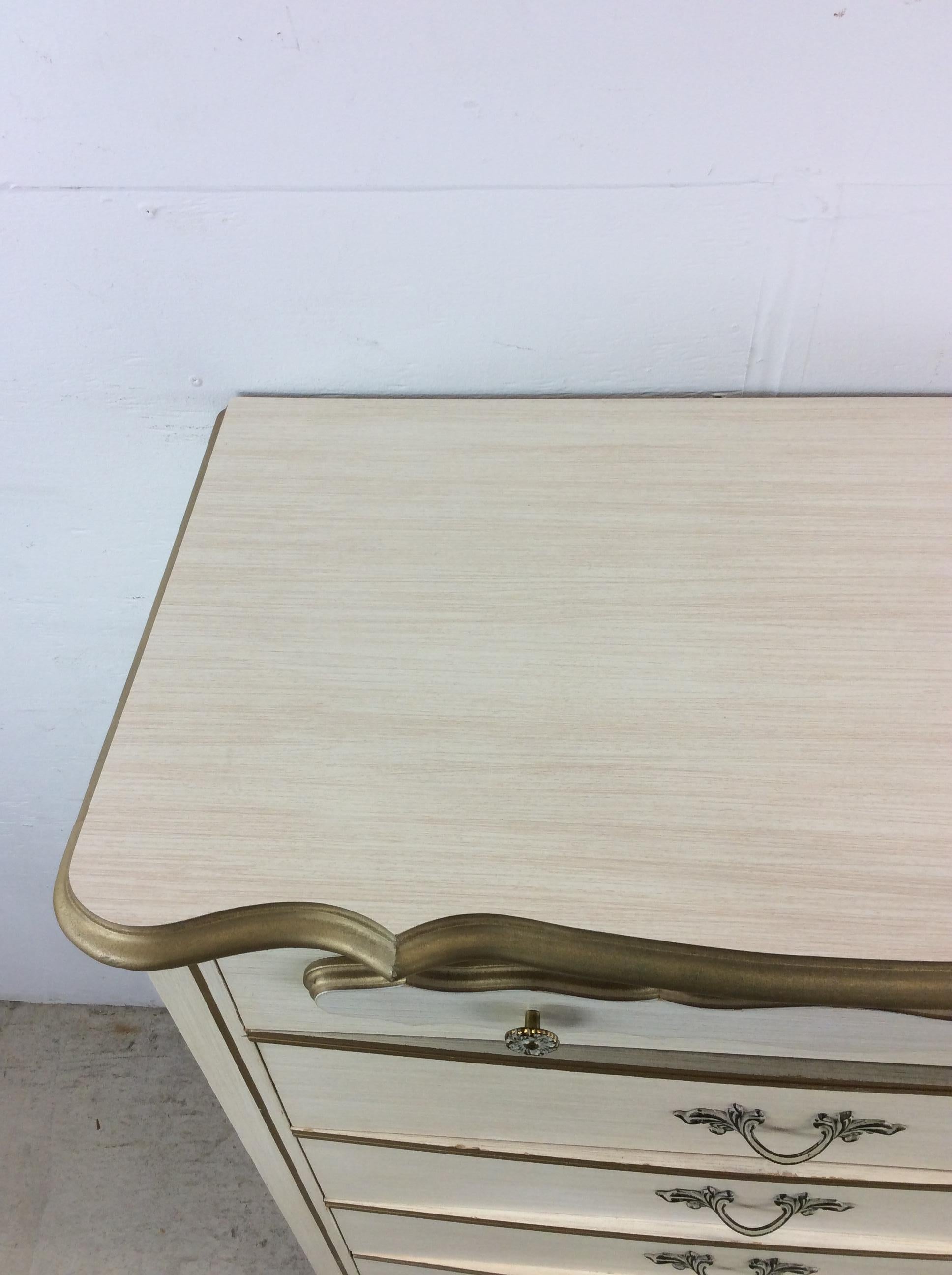 Mid Century French Provincial Style Highboy Dresser with 5 Drawers In condizioni buone in vendita a Freehold, NJ
