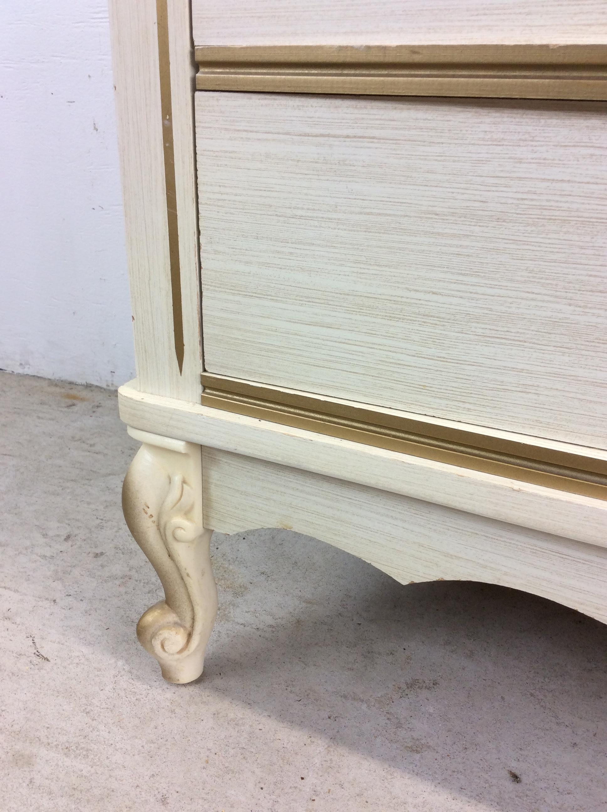Mid Century French Provincial Style Highboy Dresser with 5 Drawers in vendita 2