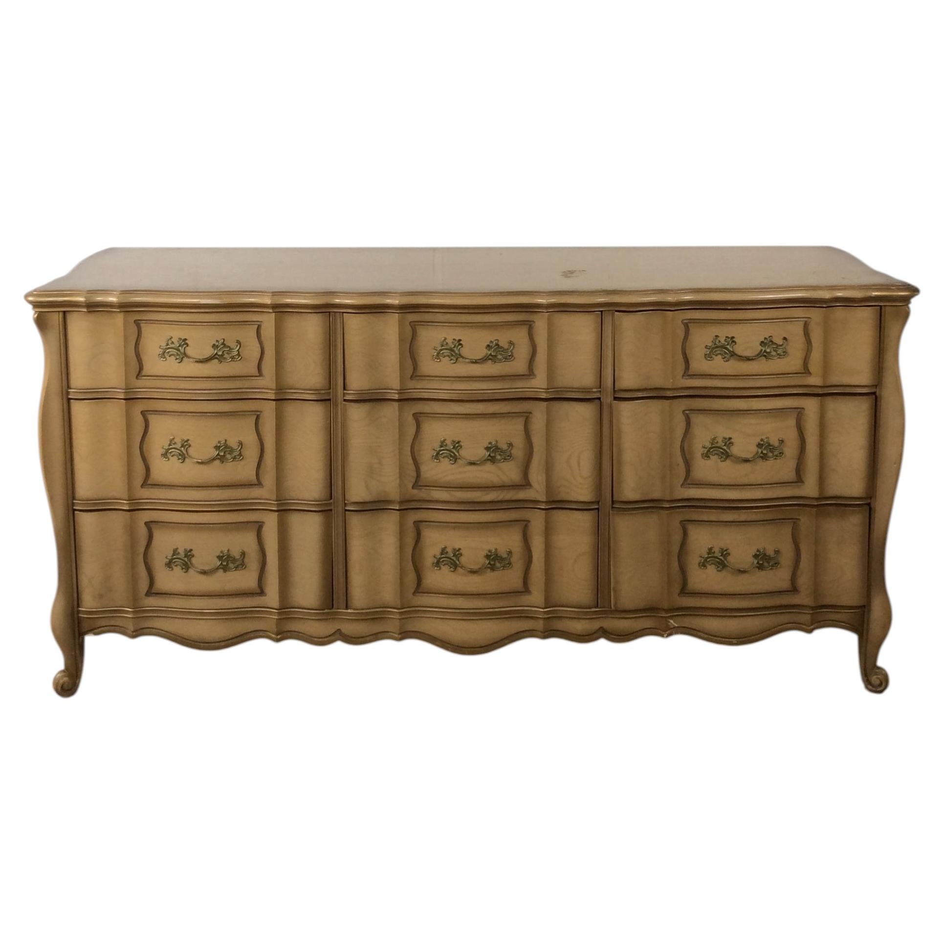 Commode basse de style provincial français du milieu du siècle en vente