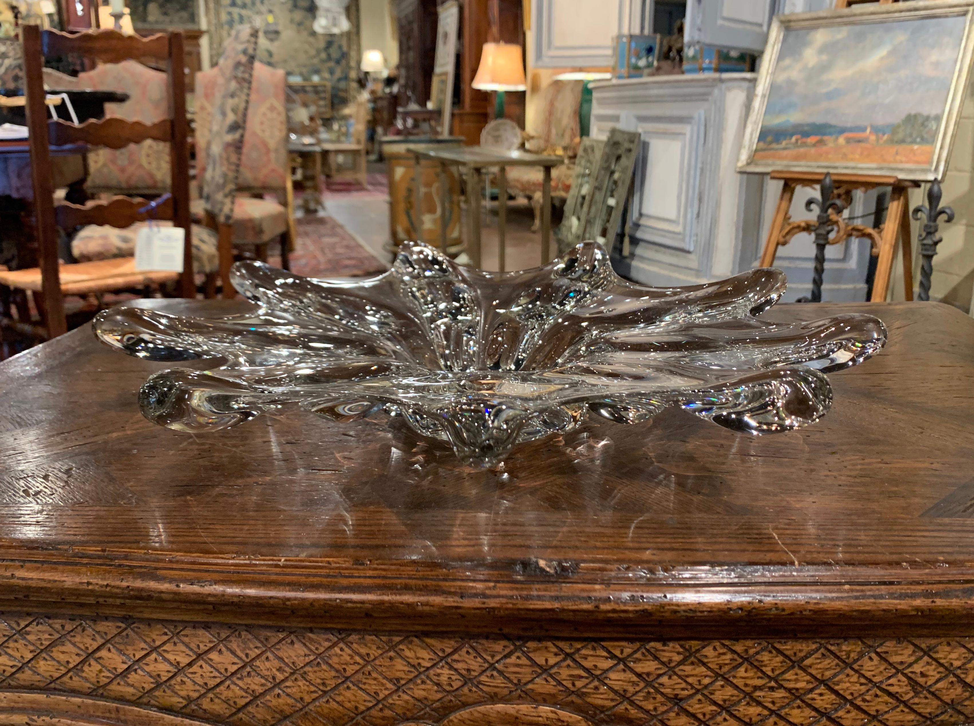 This elegant, hand blown glass vase was crafted in France, circa 1950, the vintage piece features a pulled feathered technique and is shaped as a star with nine rays. The traditional center piece bowl is in excellent condition with wonderful, artful