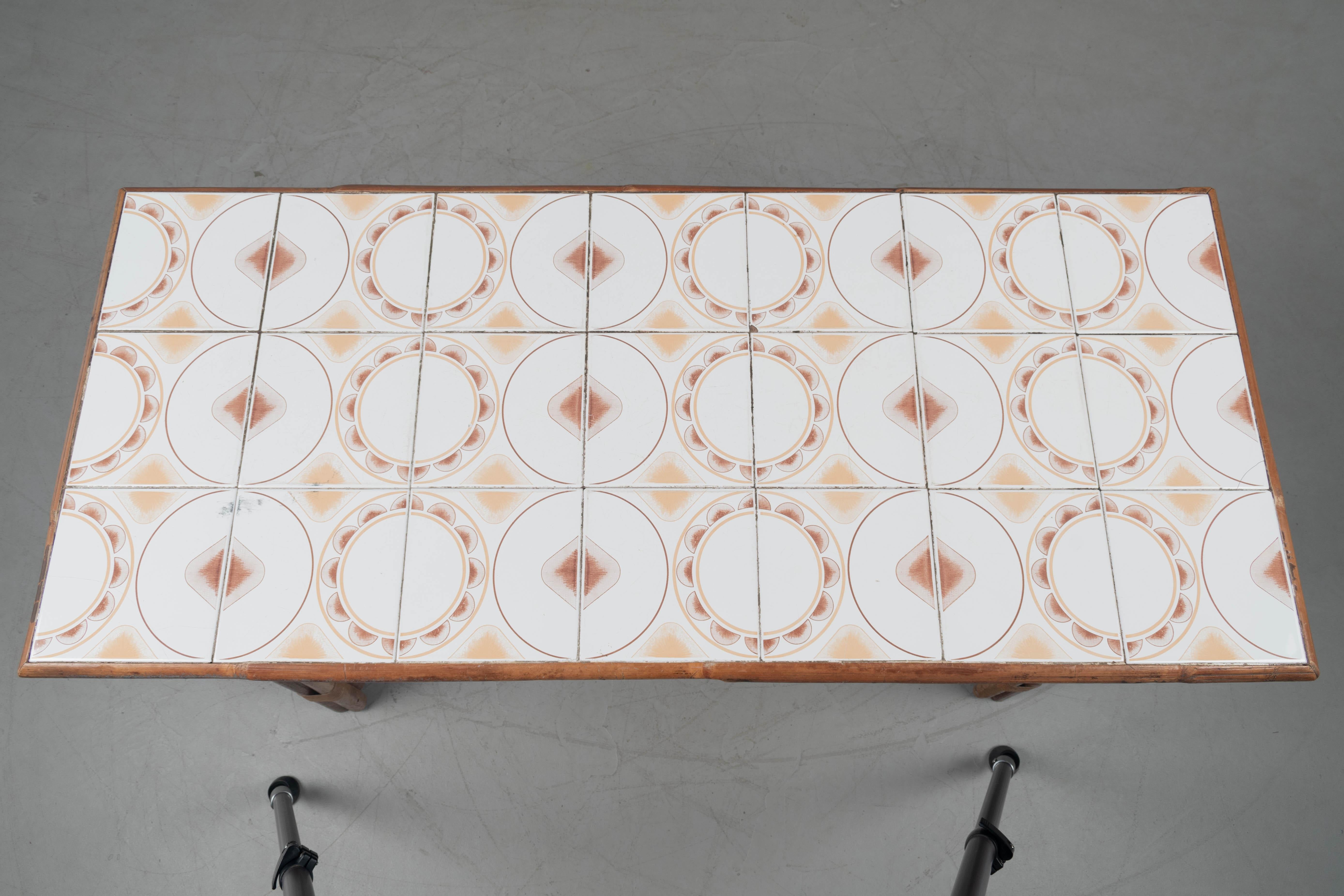 Console en rotin de style français du milieu du siècle avec carreaux de céramique émaillée. Base solide. Un carreau présente un trait de scie et certains sont rayés. Style du milieu du siècle typique du sud de la France et de la Côte d'Azur. Vers