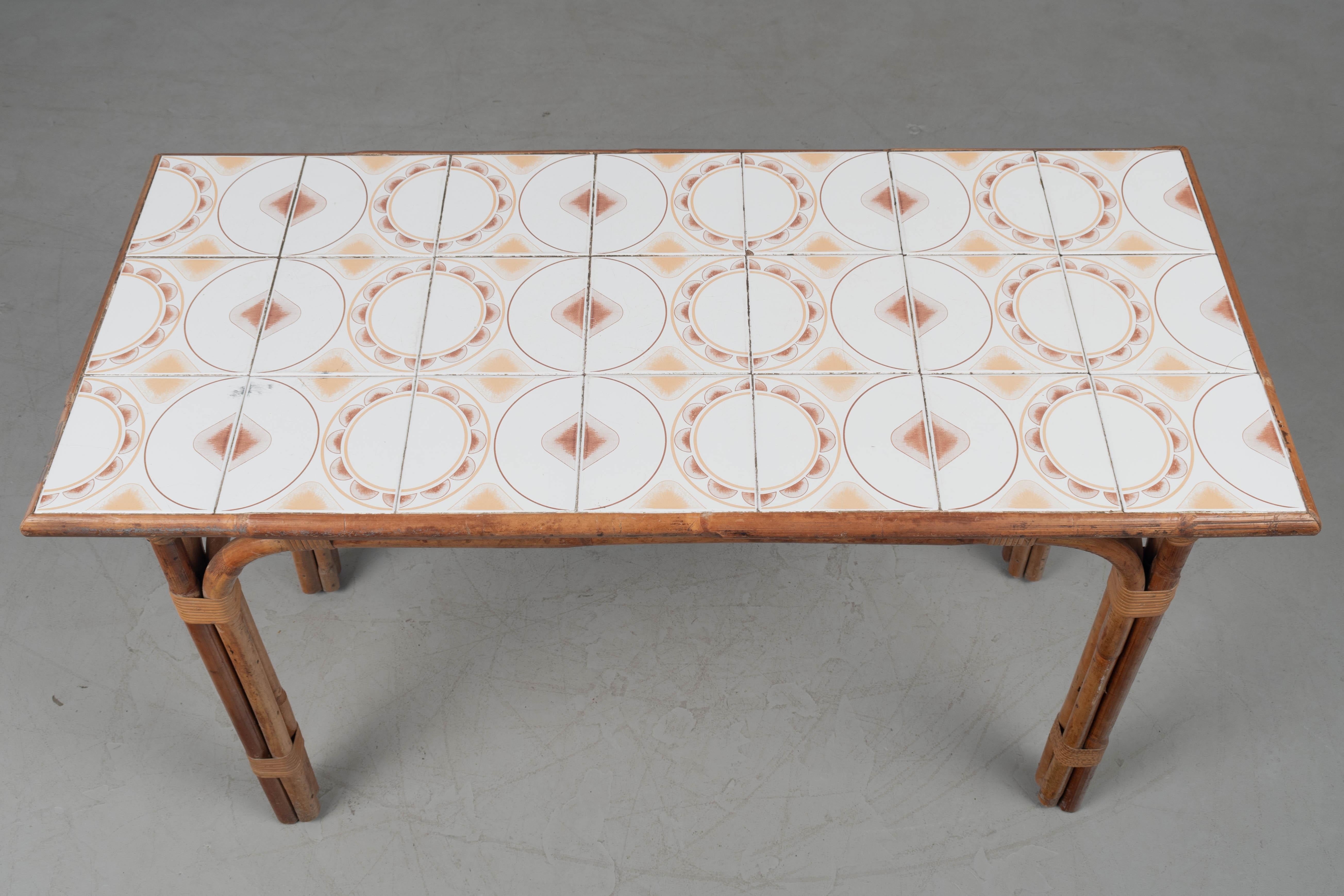 Mid-Century Modern Table console en rotin français du milieu du siècle en vente