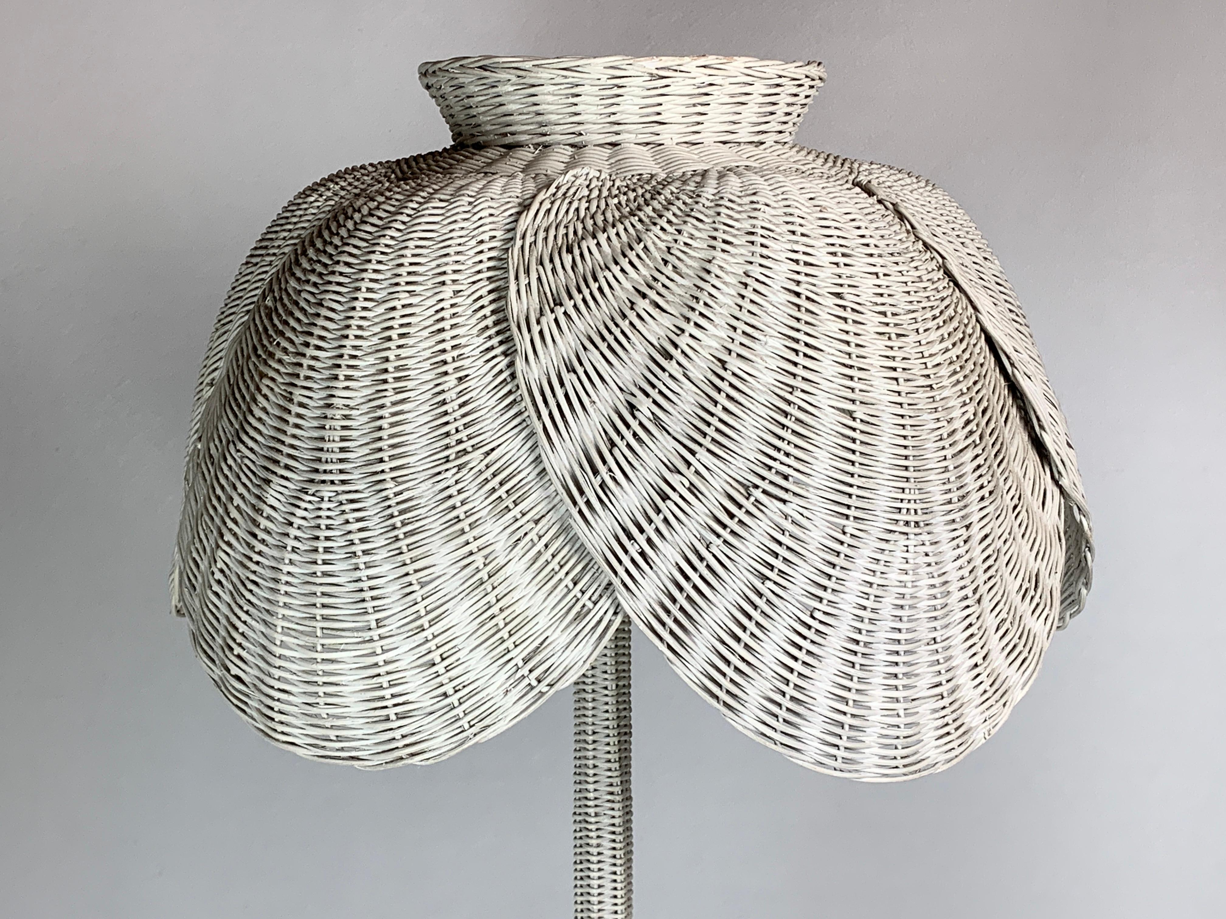Lampada da terra Boho francese di metà secolo in vimini di rattan, anni '60 in vendita 3