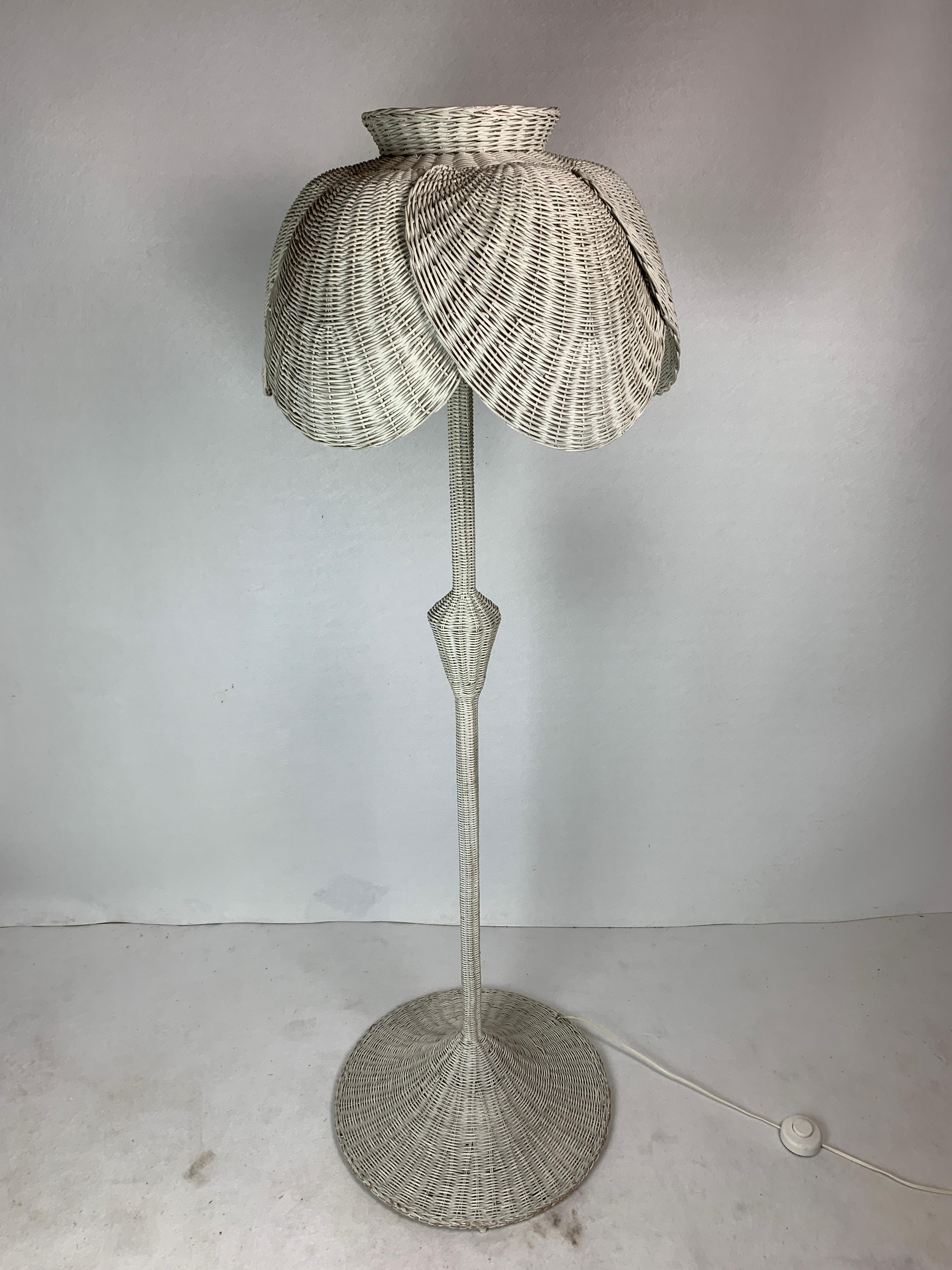 Lampada da terra Boho francese di metà secolo in vimini di rattan, anni '60 in vendita 7