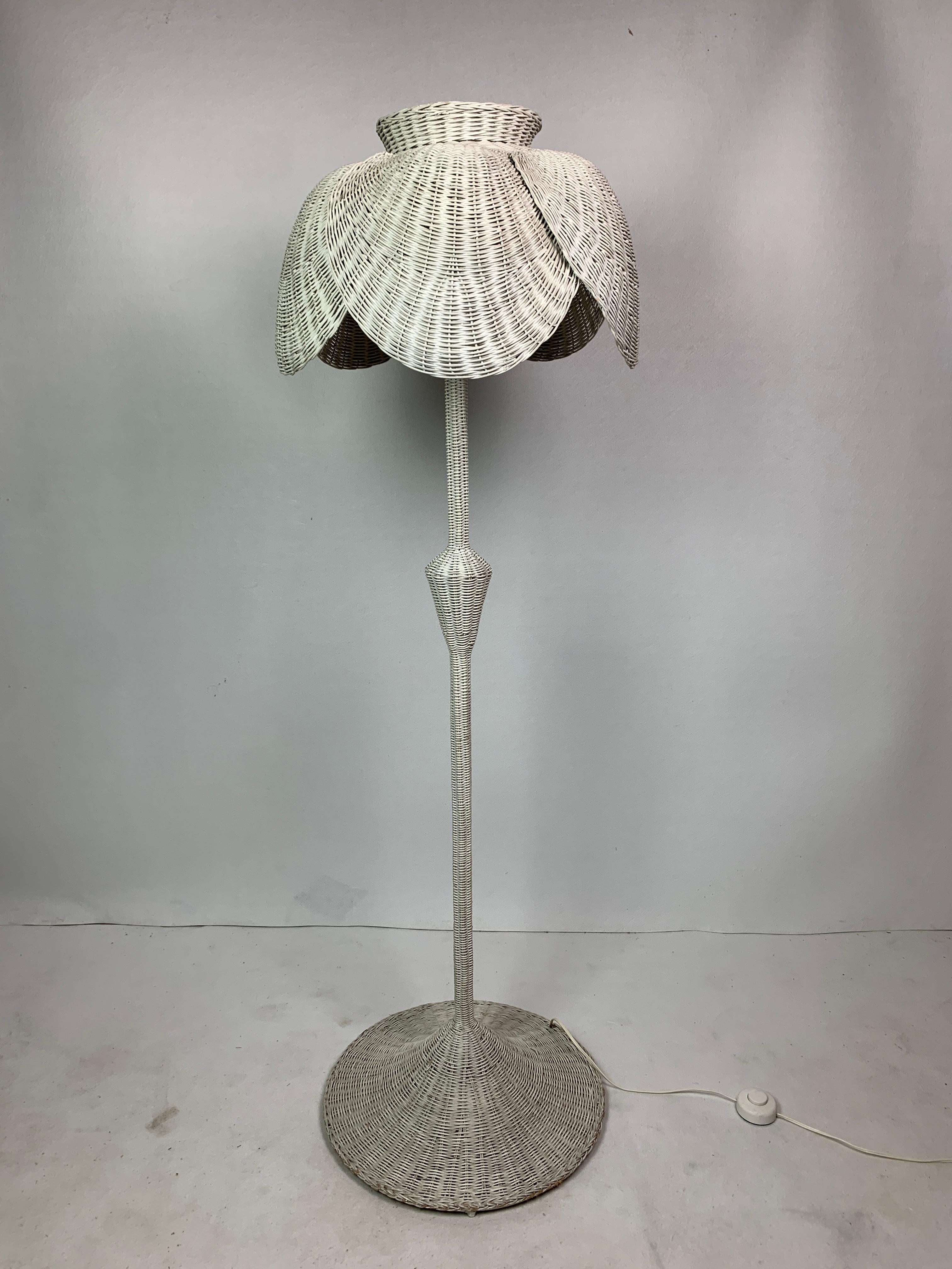 Lampada da terra Boho francese di metà secolo in vimini di rattan, anni '60 in vendita 8