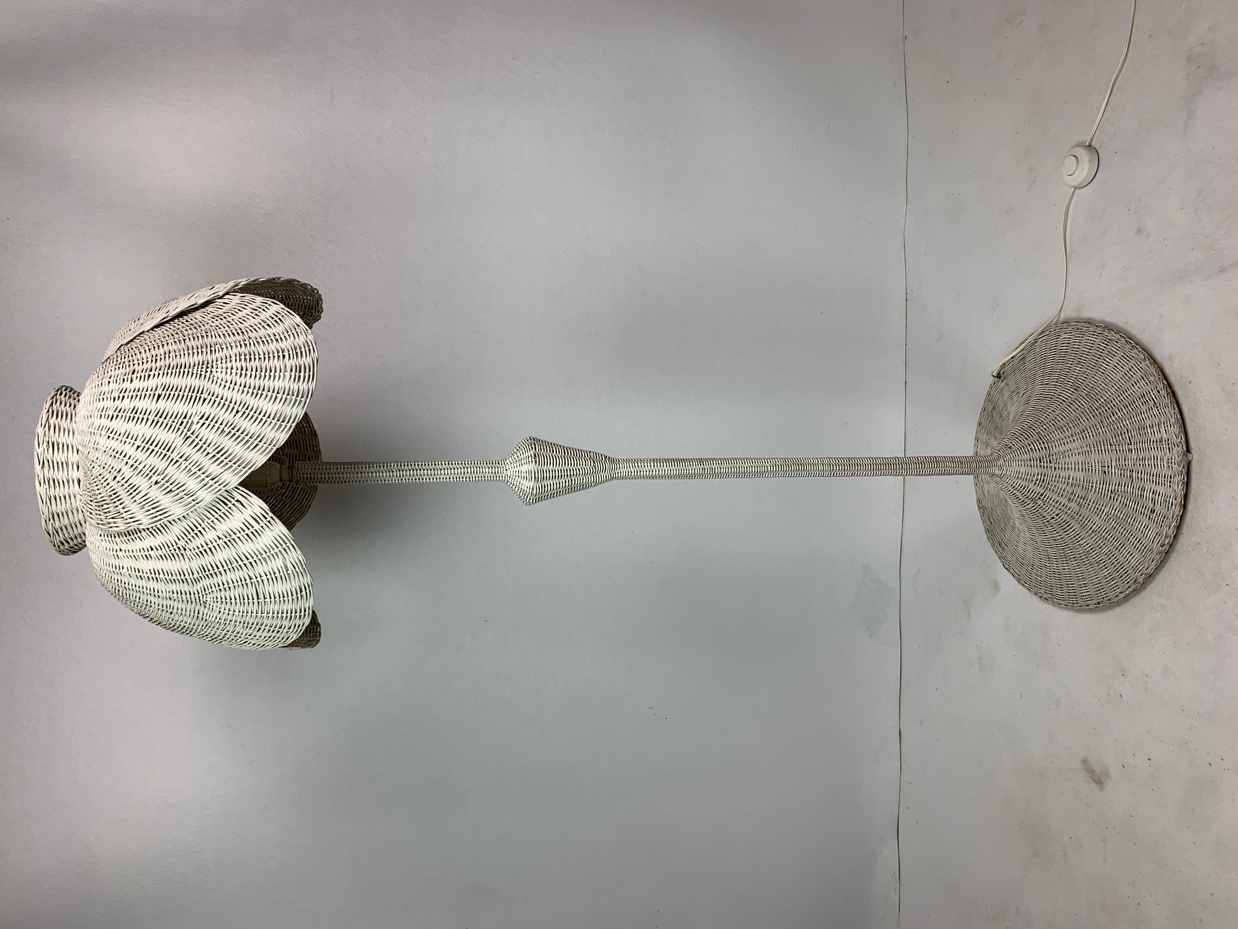 Lampada da terra Boho francese di metà secolo in vimini di rattan, anni '60 in vendita 9