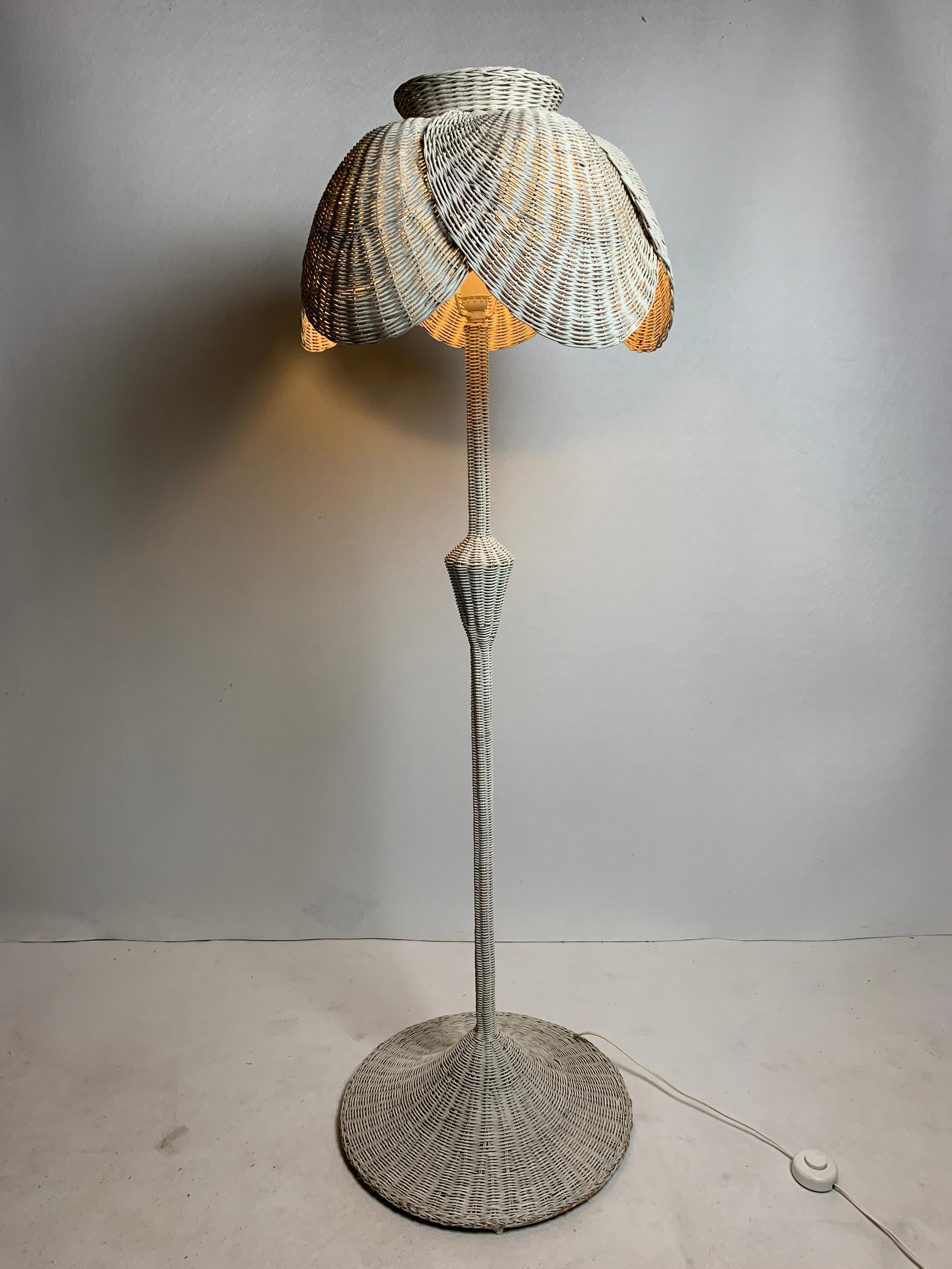 Lampada da terra Boho francese di metà secolo in vimini di rattan, anni '60 in vendita 11