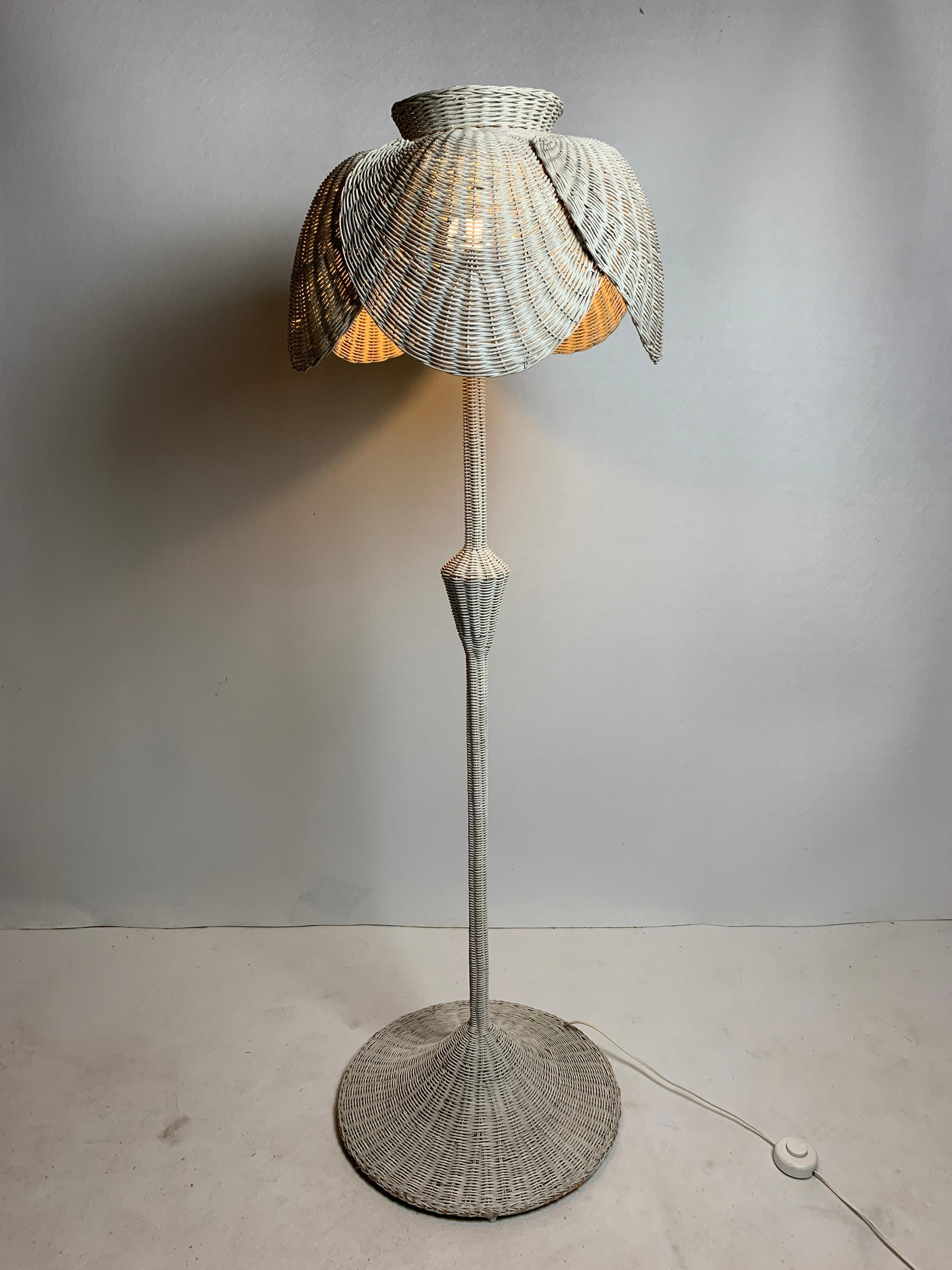 Lampada da terra Boho francese di metà secolo in vimini di rattan, anni '60 in vendita 12