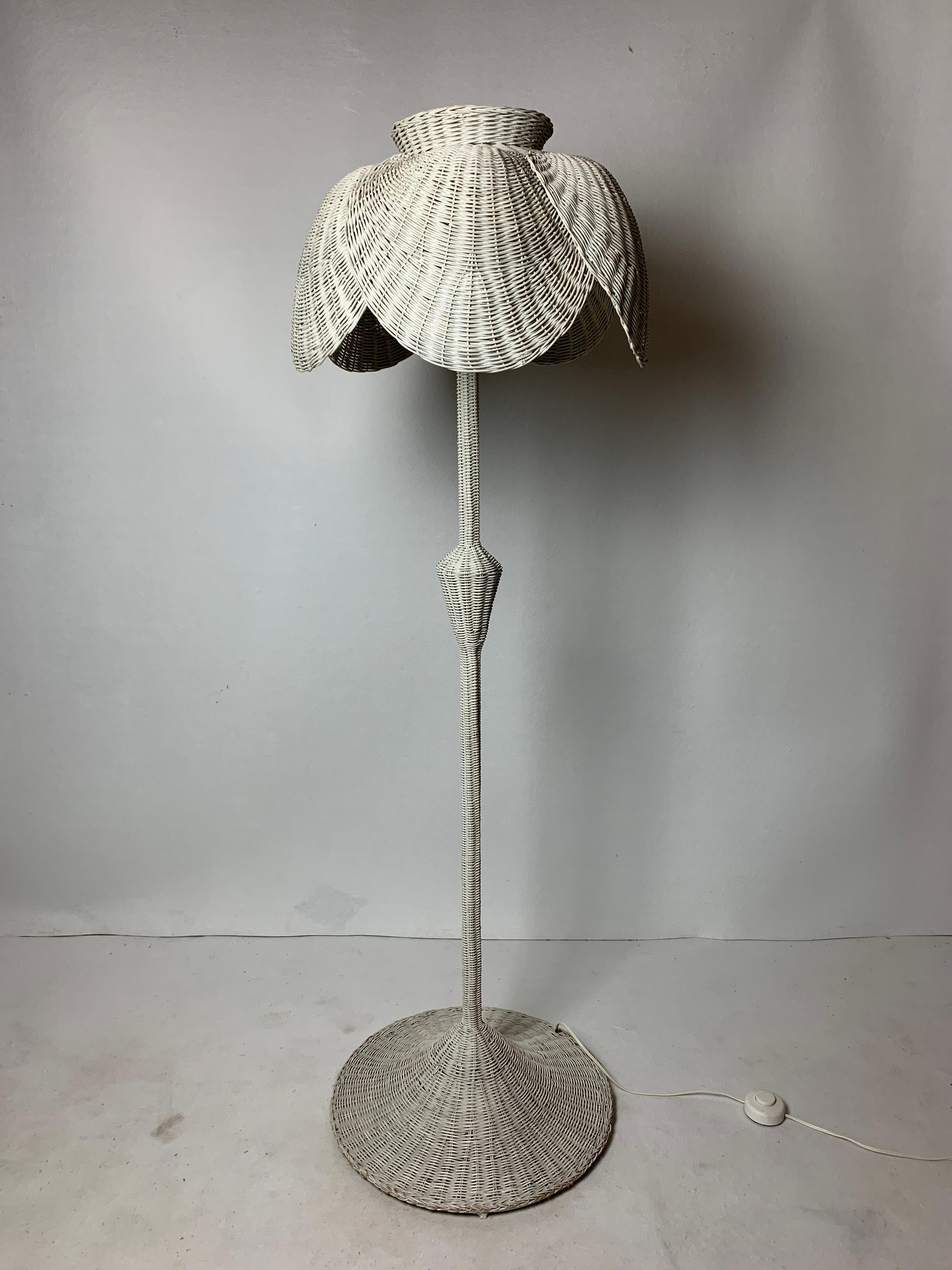 Splendida lampada da terra boho floreale vintage attribuita alla Francia, anni '50-'60. Questa lampada dipinta di bianco mostra la sua età attraverso piccole perdite di vernice e piccole imperfezioni nel rattan, ma non ci sono grandi difetti da