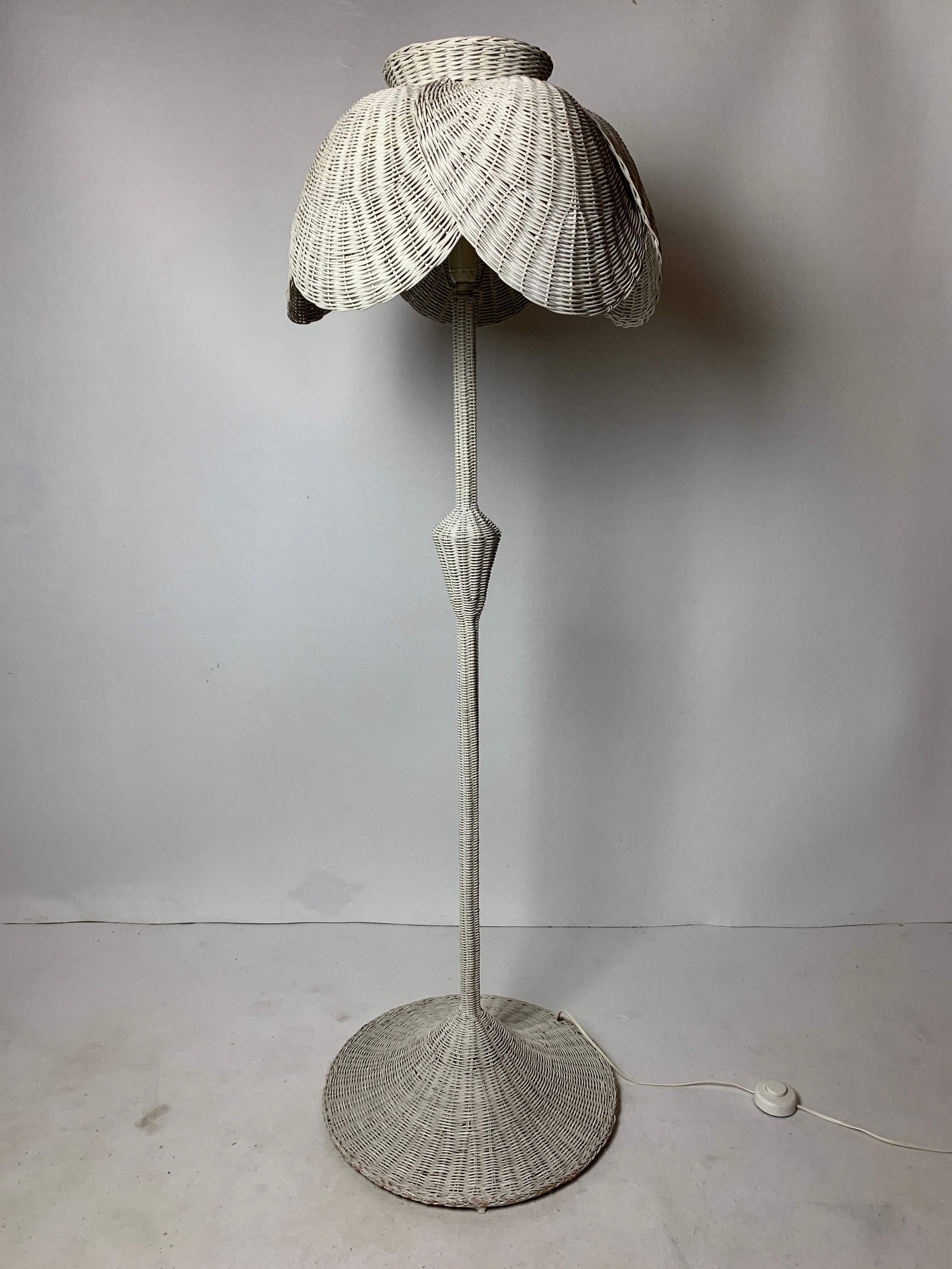 Bohémien Lampada da terra Boho francese di metà secolo in vimini di rattan, anni '60 in vendita