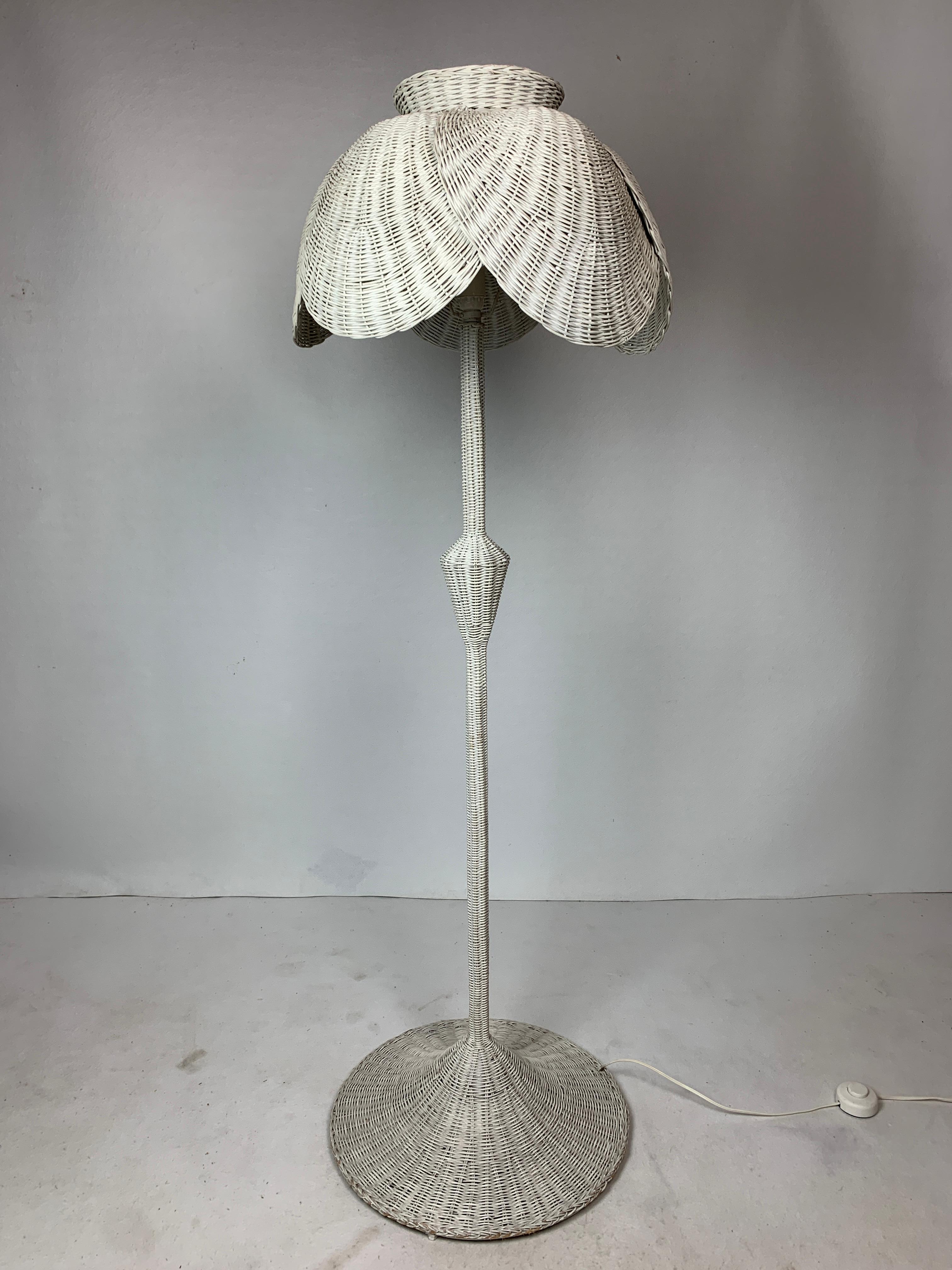 Francese Lampada da terra Boho francese di metà secolo in vimini di rattan, anni '60 in vendita
