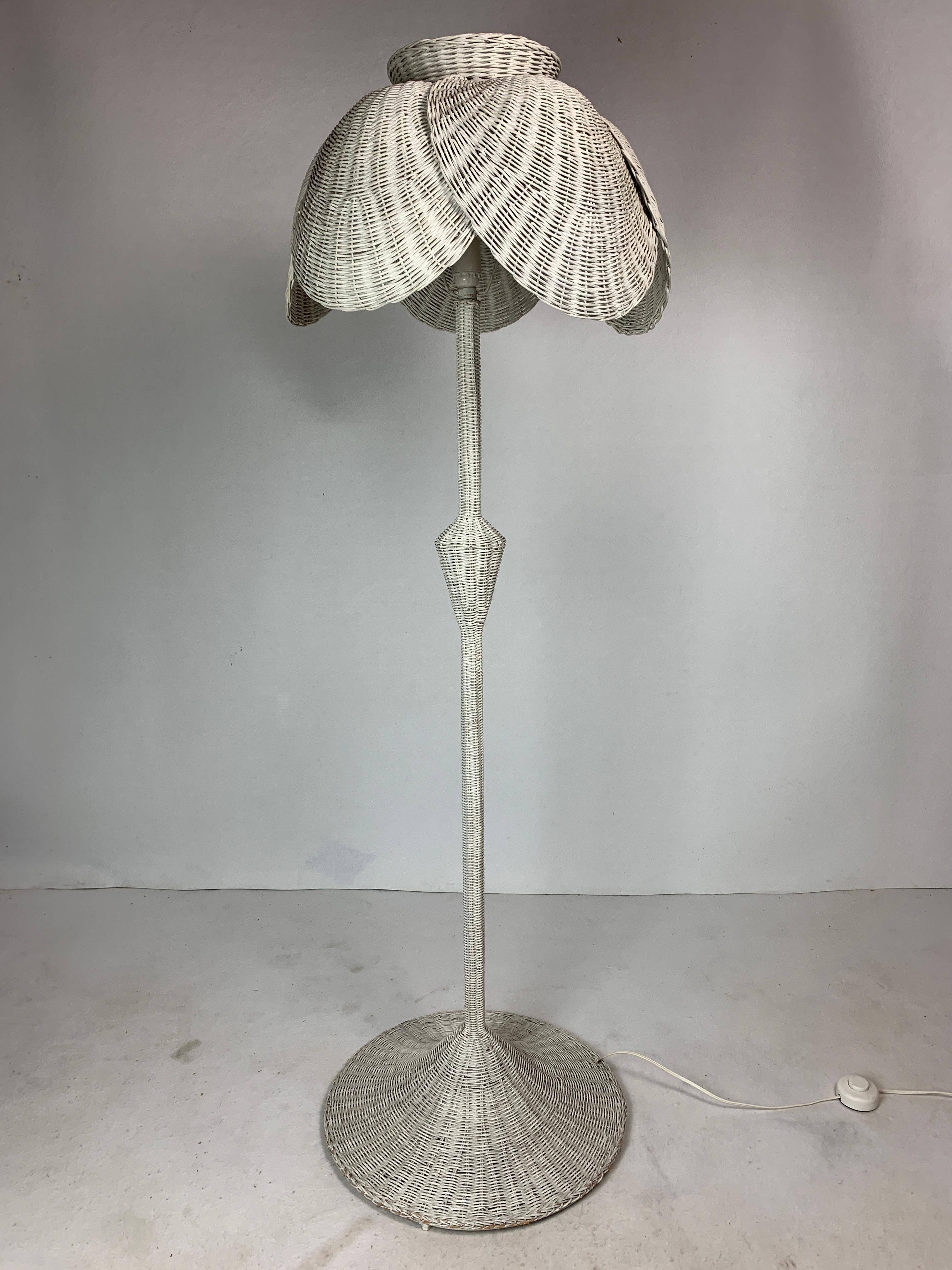 Lampada da terra Boho francese di metà secolo in vimini di rattan, anni '60 In condizioni buone in vendita a Zaandam, NL