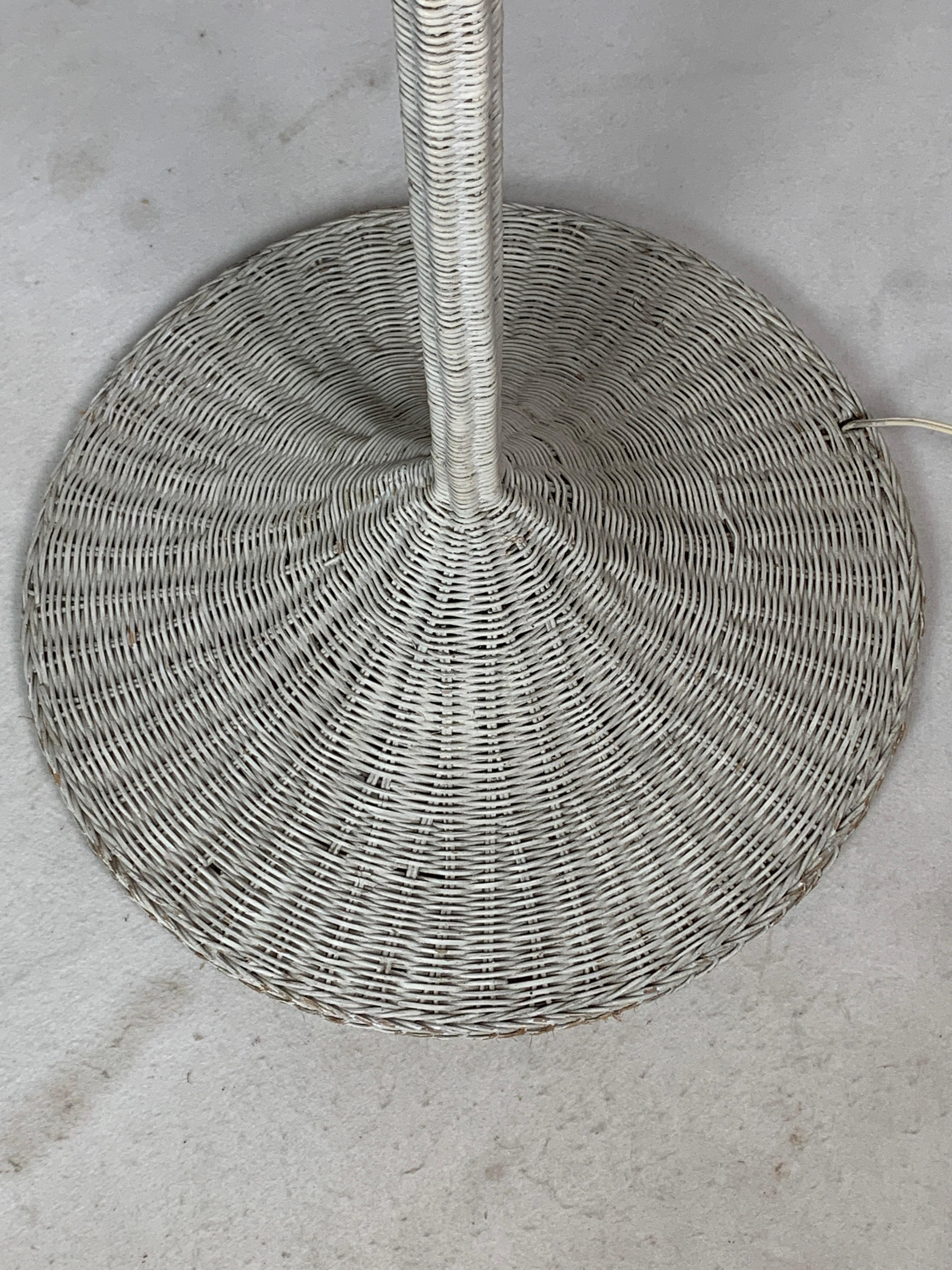 Metà XX secolo Lampada da terra Boho francese di metà secolo in vimini di rattan, anni '60 in vendita