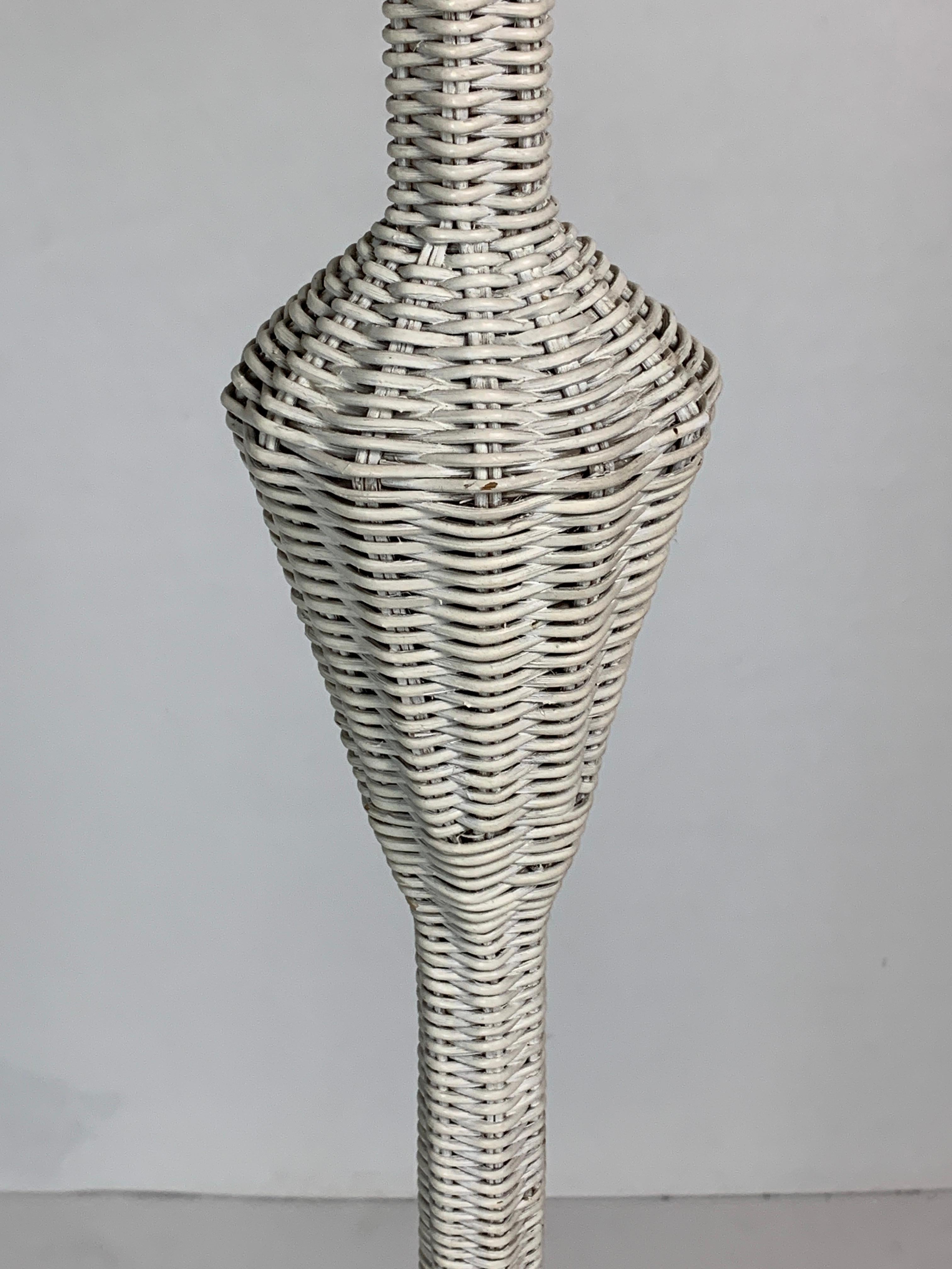 Vimini Lampada da terra Boho francese di metà secolo in vimini di rattan, anni '60 in vendita
