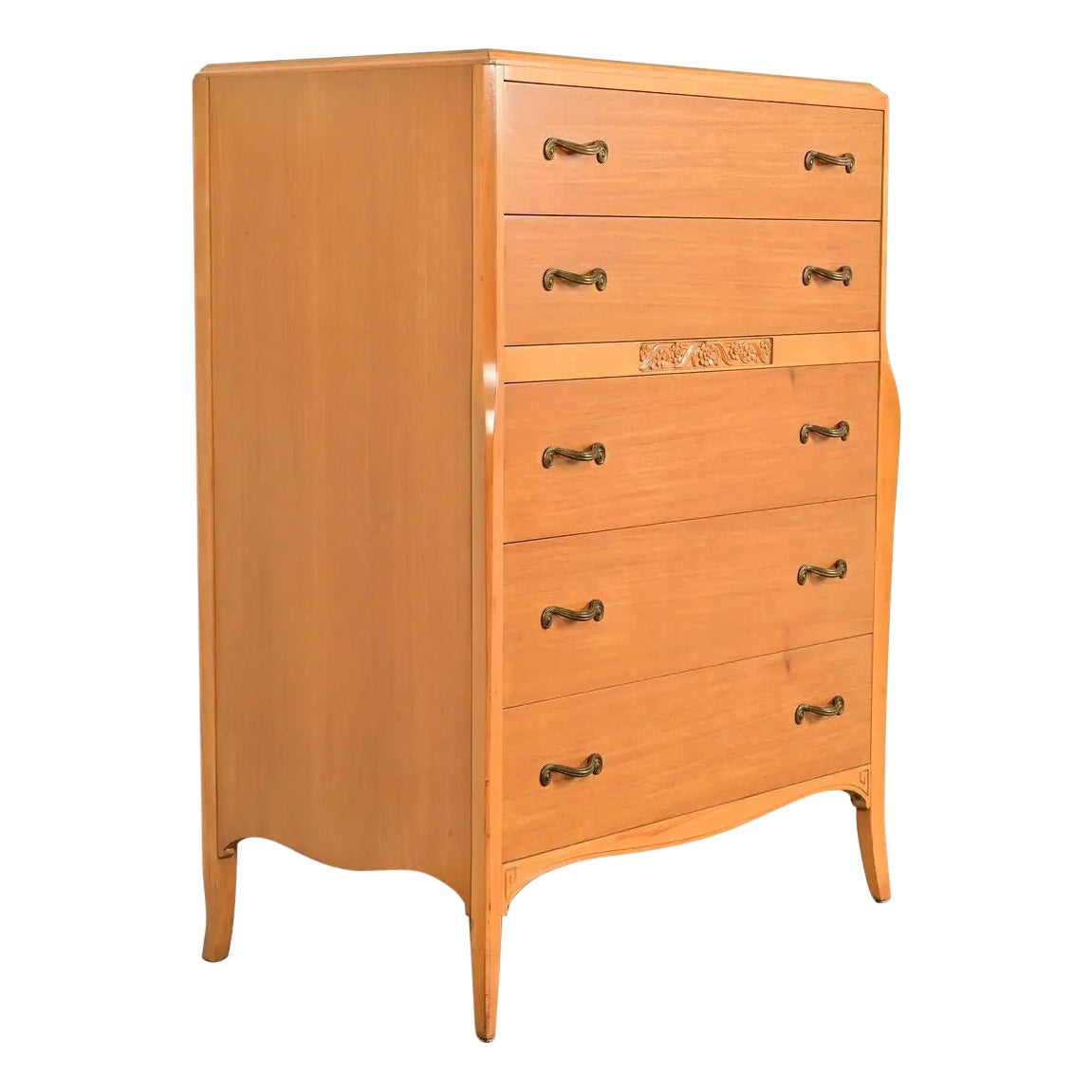 Commode haute ou commode à tiroirs en acajou sculpté, de style Régence française, datant du milieu du siècle en vente