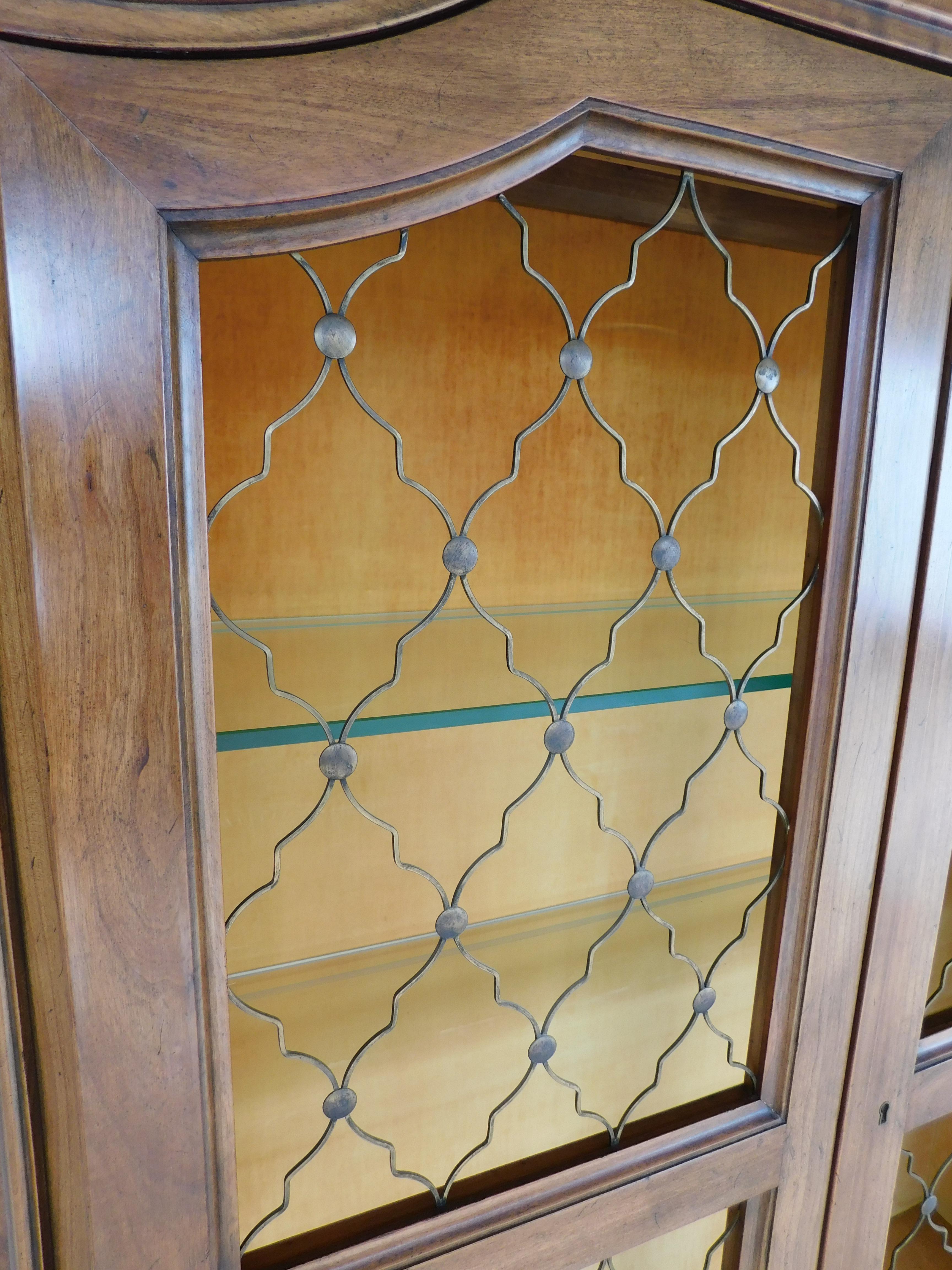 Midcentury French Regency Style Baker Furniture Lighted Display Cabinet For Sale 7