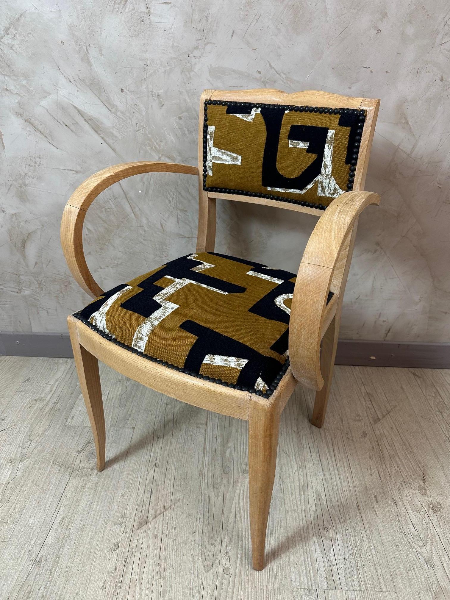 Superb “Bridge” armchair with elegant design, reupholstered in our workshop with the utmost care.
We completely reupholstered the seat and backrest using a high-end Casamance fabric featuring a contemporary graphic pattern with strong character,