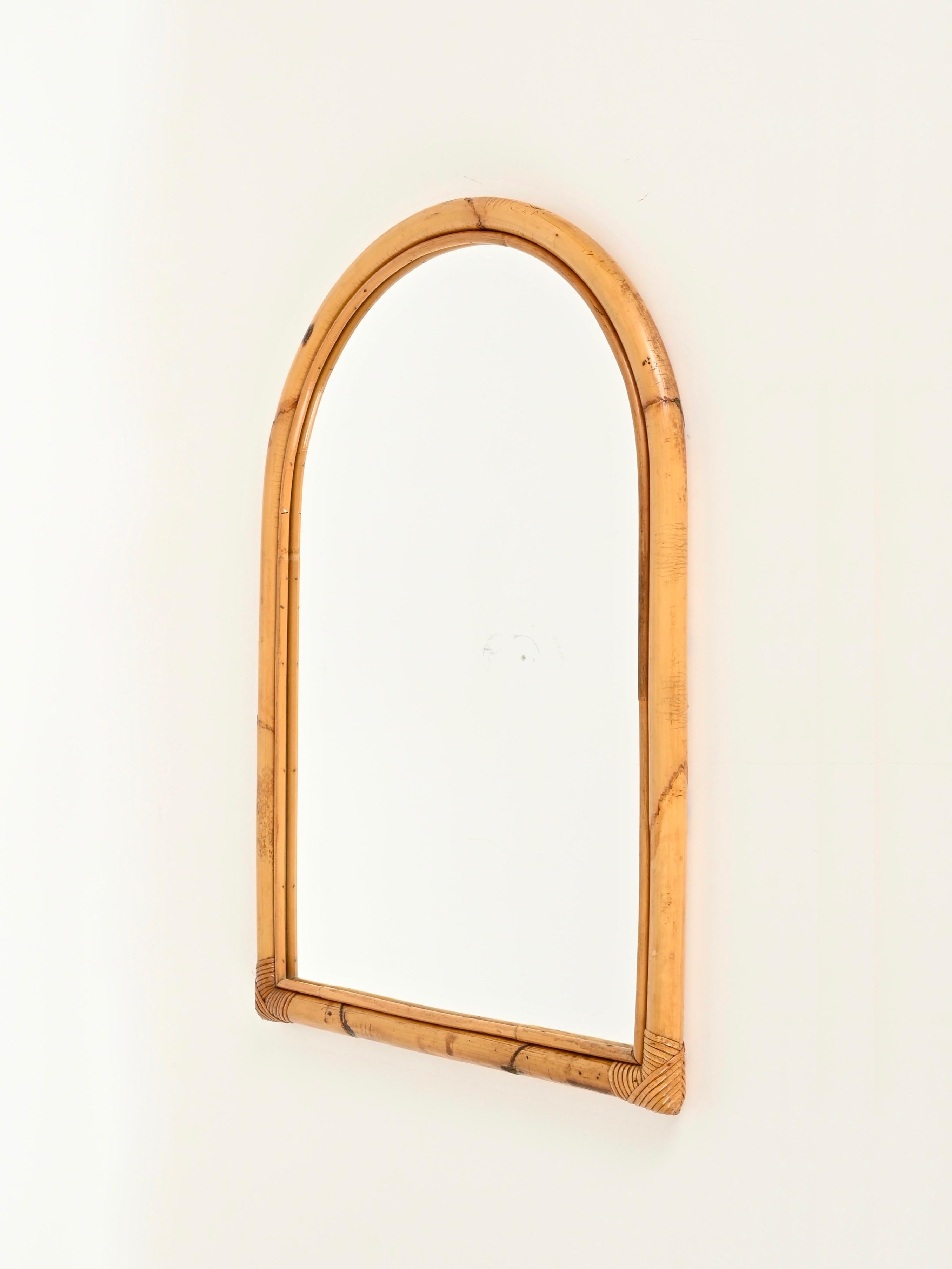 Mid-Century Modern Miroir en arc de la Côte d'Azur française du milieu du siècle dernier en bambou et osier de rotin, Italie, 1970 en vente